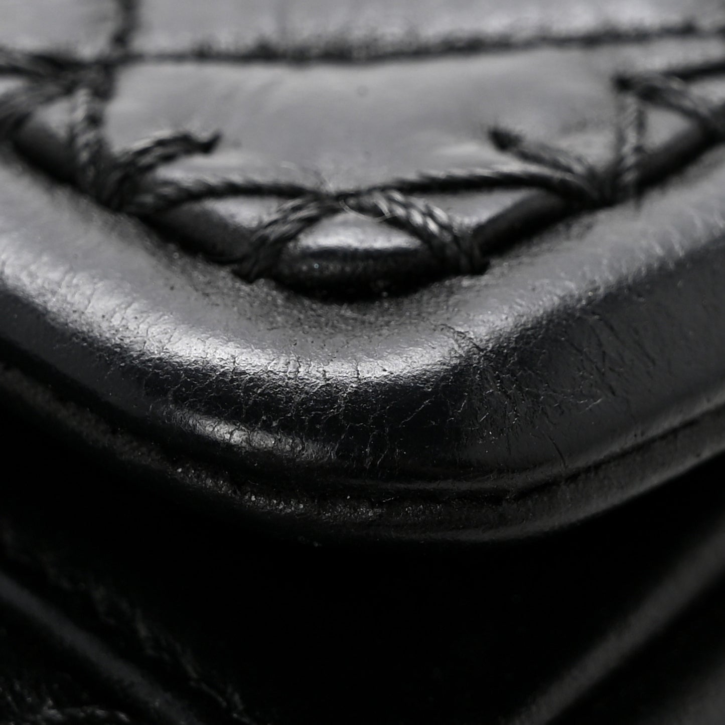 Crumpled Calfskin Whipstich Quilted Single Black