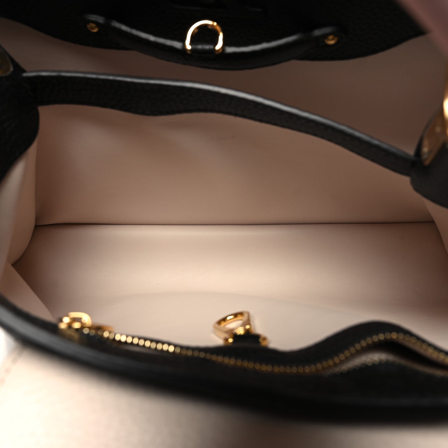 Taurillon Capucines MM Black