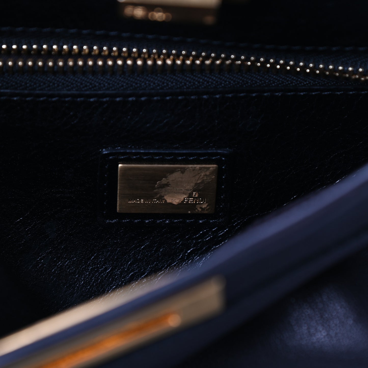 Vitello Saddle Medium Peekaboo Iconic Satchel Black