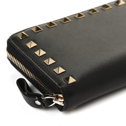 Valentino Garavani Pebbled Calfskin Rockstud Zip Around Wallet Black 10 of 11