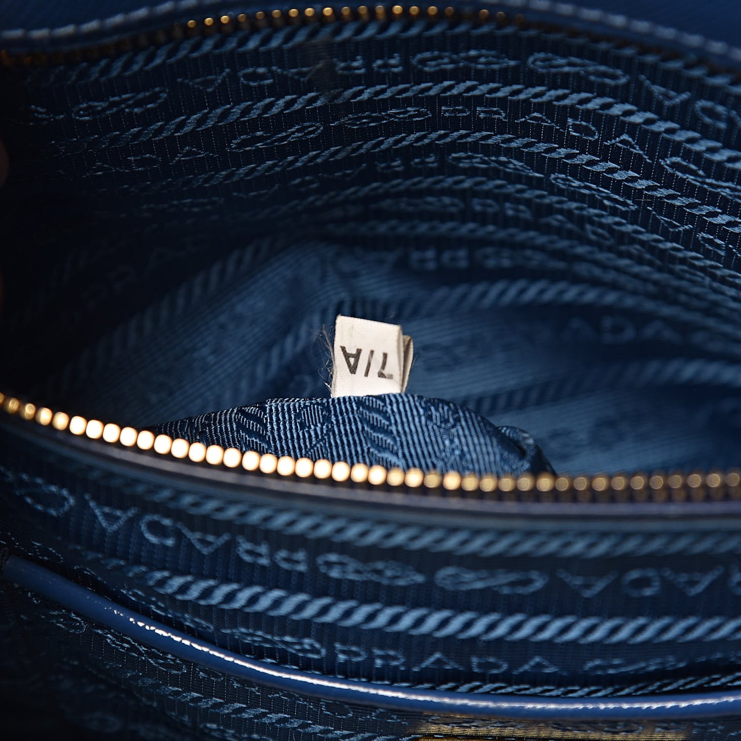 Saffiano Vernice Shopping Tote Azzurro