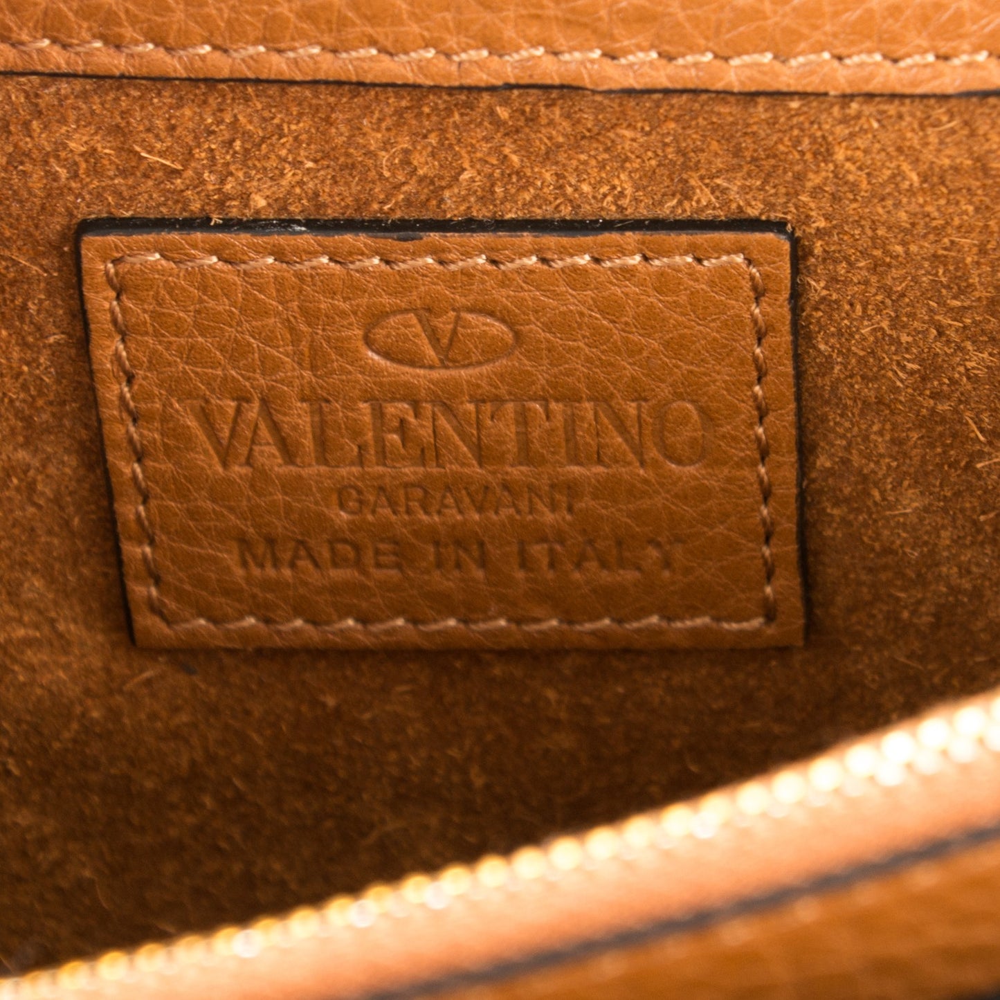 Grained Calfskin Rockstud Rolling Wallet on Chain Light Cuir