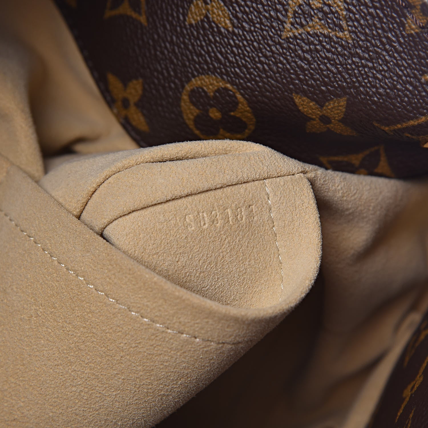 Louis Vuitton Monogram Artsy MM 7 of 10
