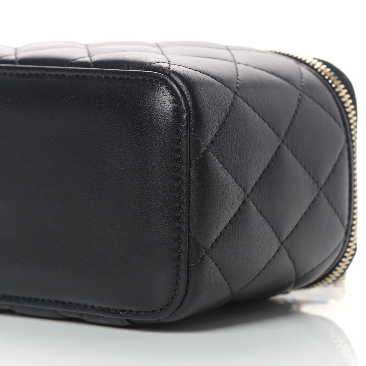 Lambskin Quilted Pearl Crush Small Vanity Case With Chain Black