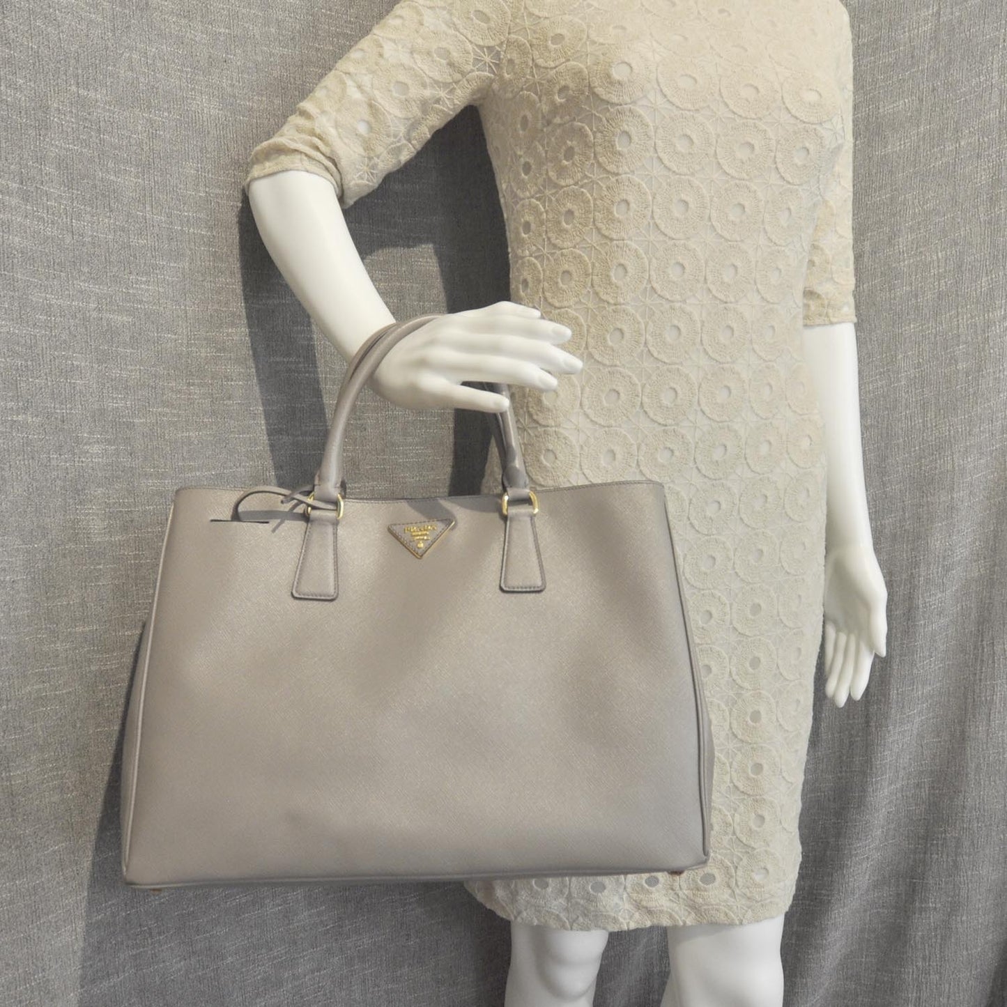 Saffiano Lux Tote Argilla