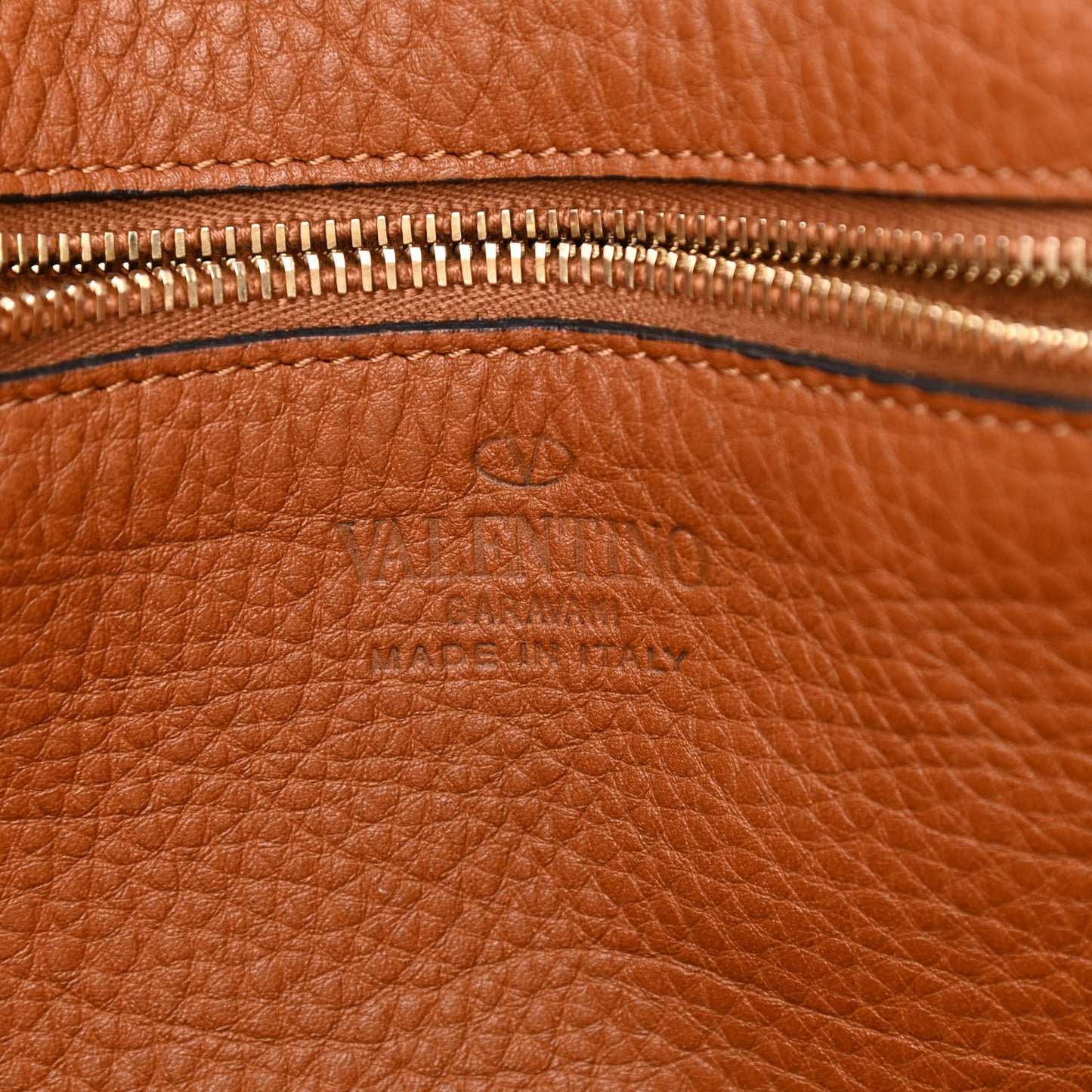 Pebbled Calfskin Medium Rockstud Tote Light Cuir