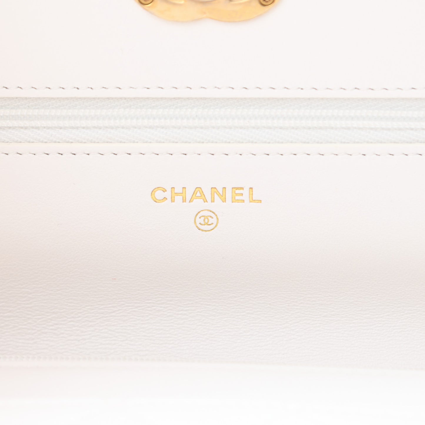 Lambskin Resin Quilted Wallet On Chain WOC White