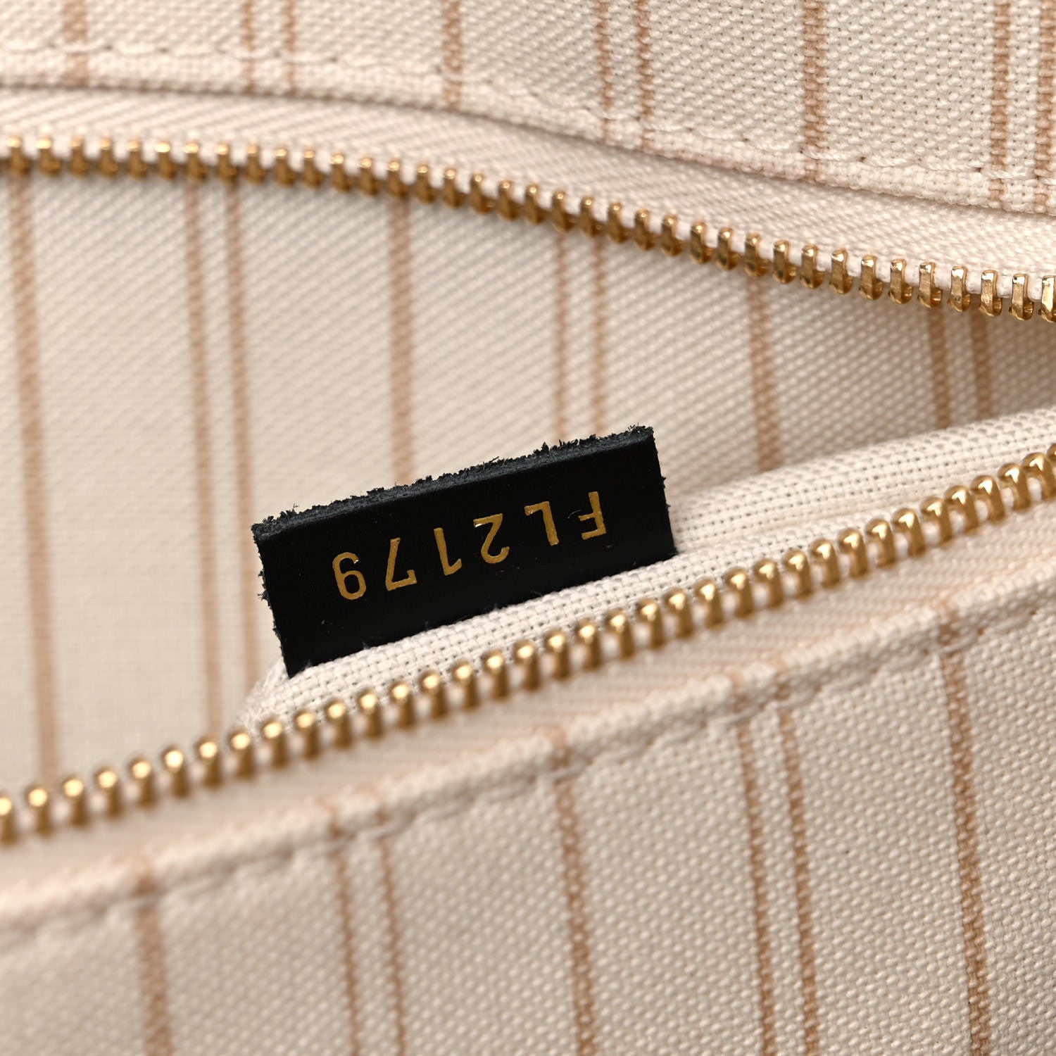 Louis Vuitton Monogram Giant Jungle Onthego GM Ivory 7 of 17