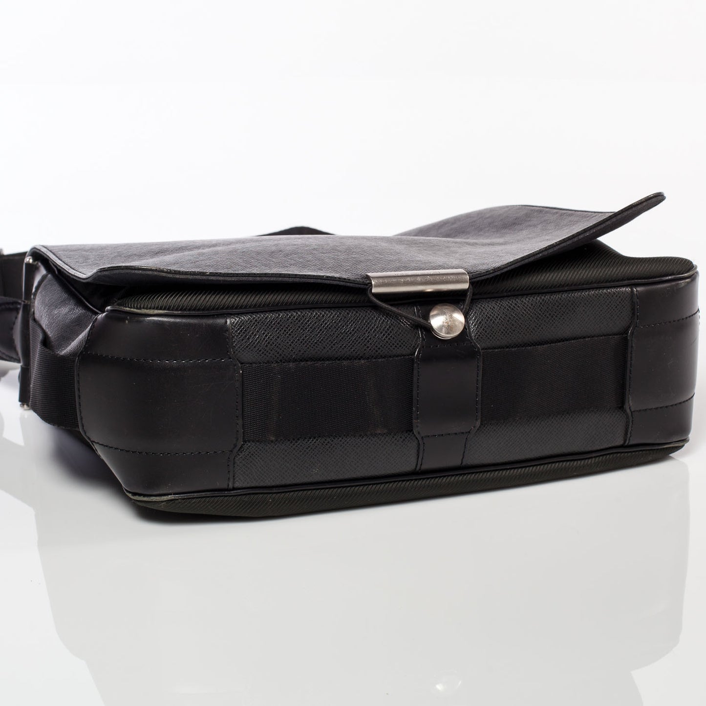 Taiga Viktor Messenger Bag
