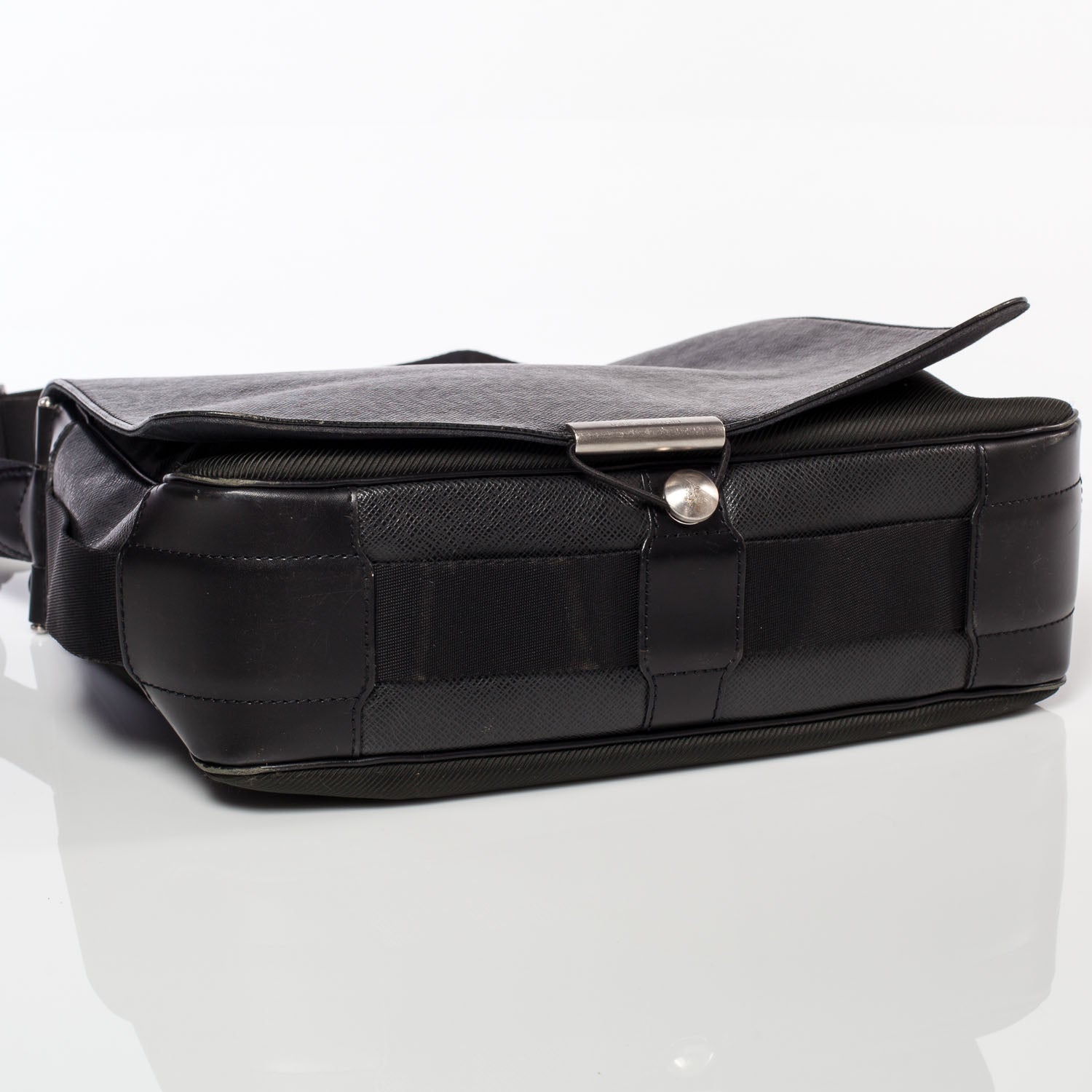 Louis Vuitton Taiga Viktor Messenger Bag 5 of 9