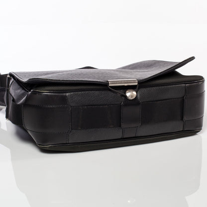 Louis Vuitton Taiga Viktor Messenger Bag 5 of 9