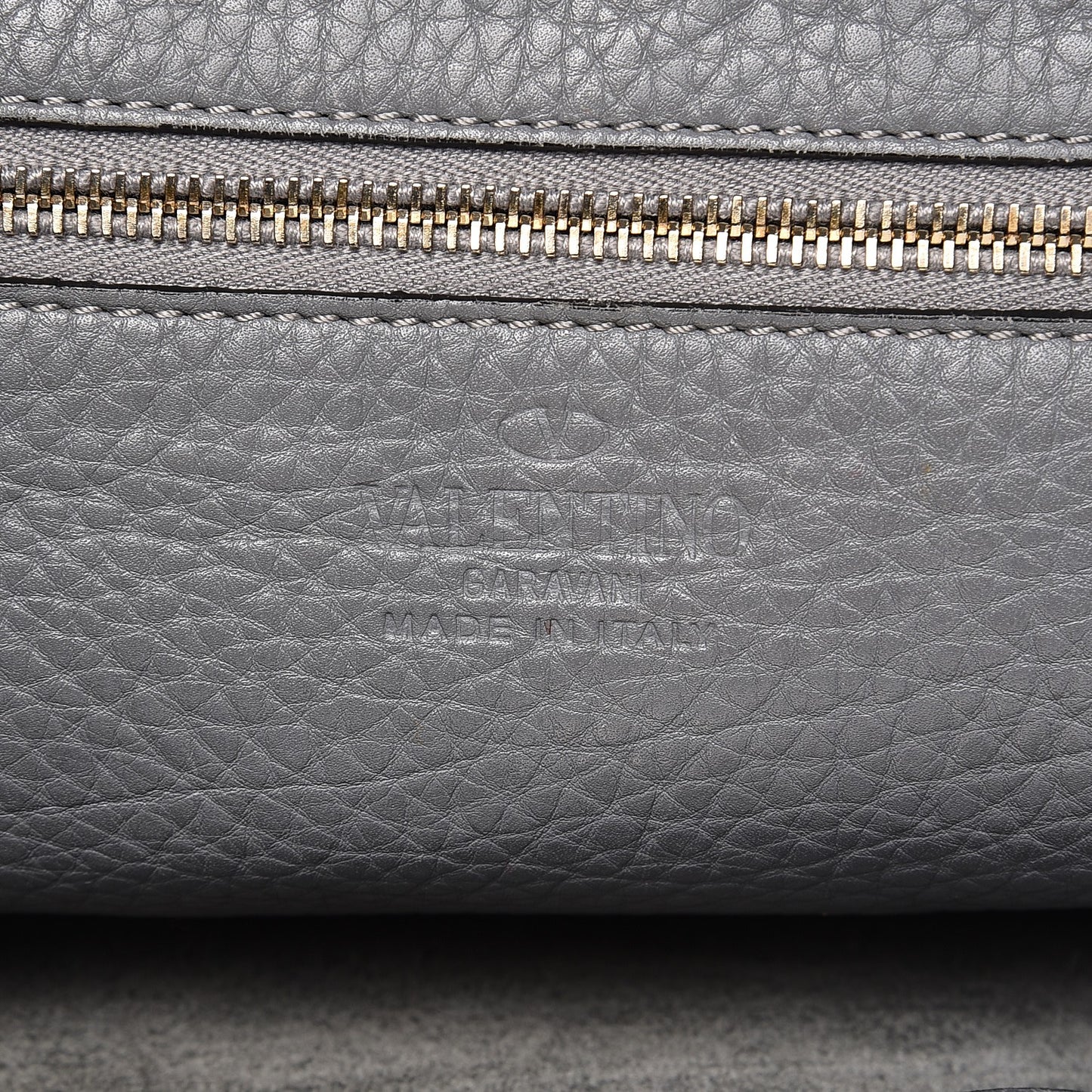 Pebbled Calfskin Large Rockstud Flip-Lock Messenger Bag Grey