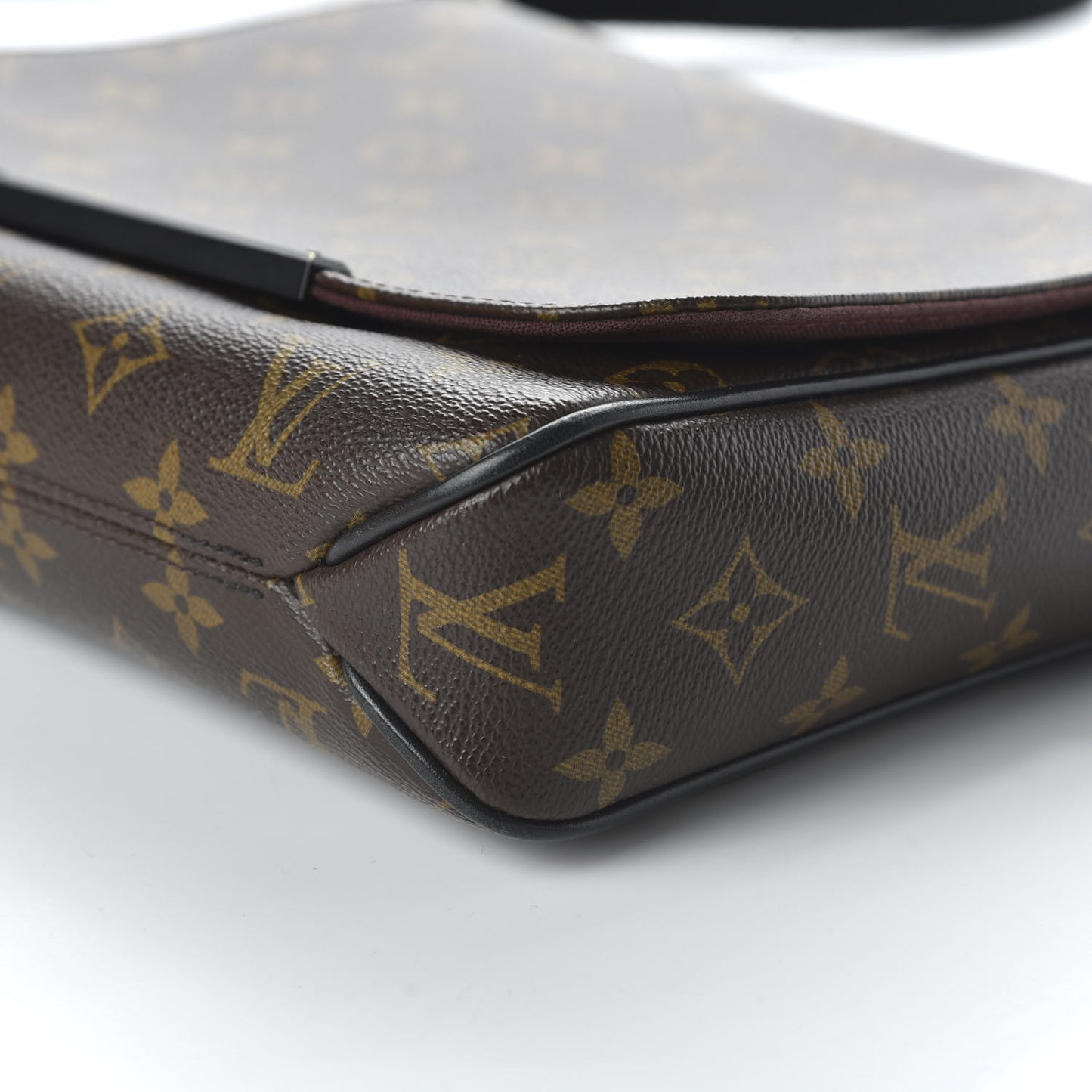 Monogram Macassar District PM