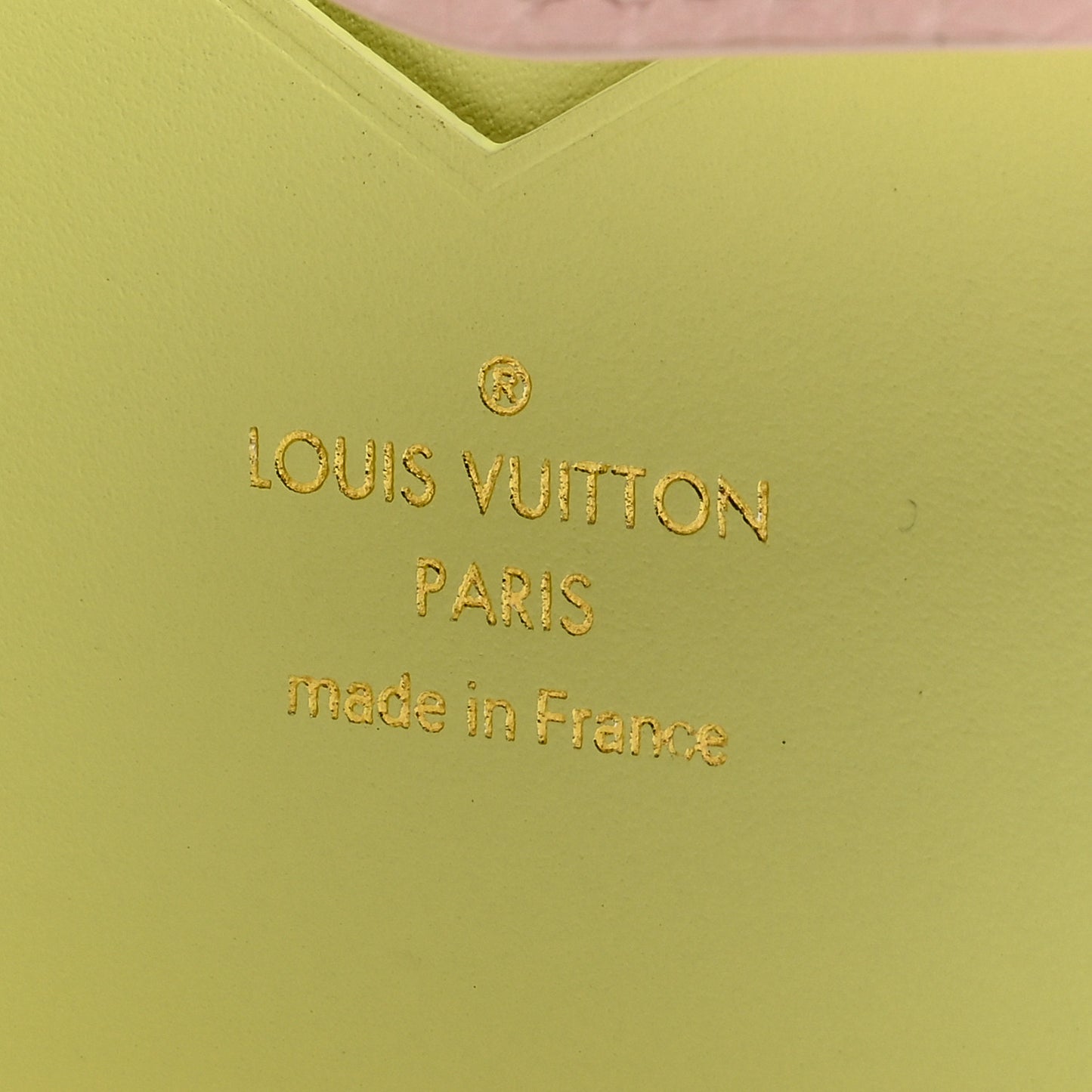 Taurillon Capucines Vertical Compact Wallet Rose Jasmin