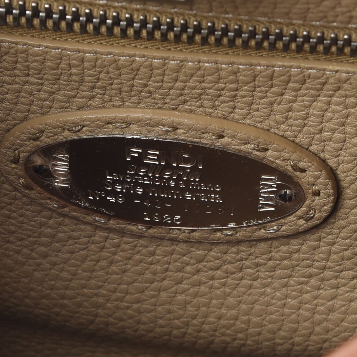 Cuoio Romano Selleria Bi-Color Medium Peekaboo Iconic Satchel Mou Deserto