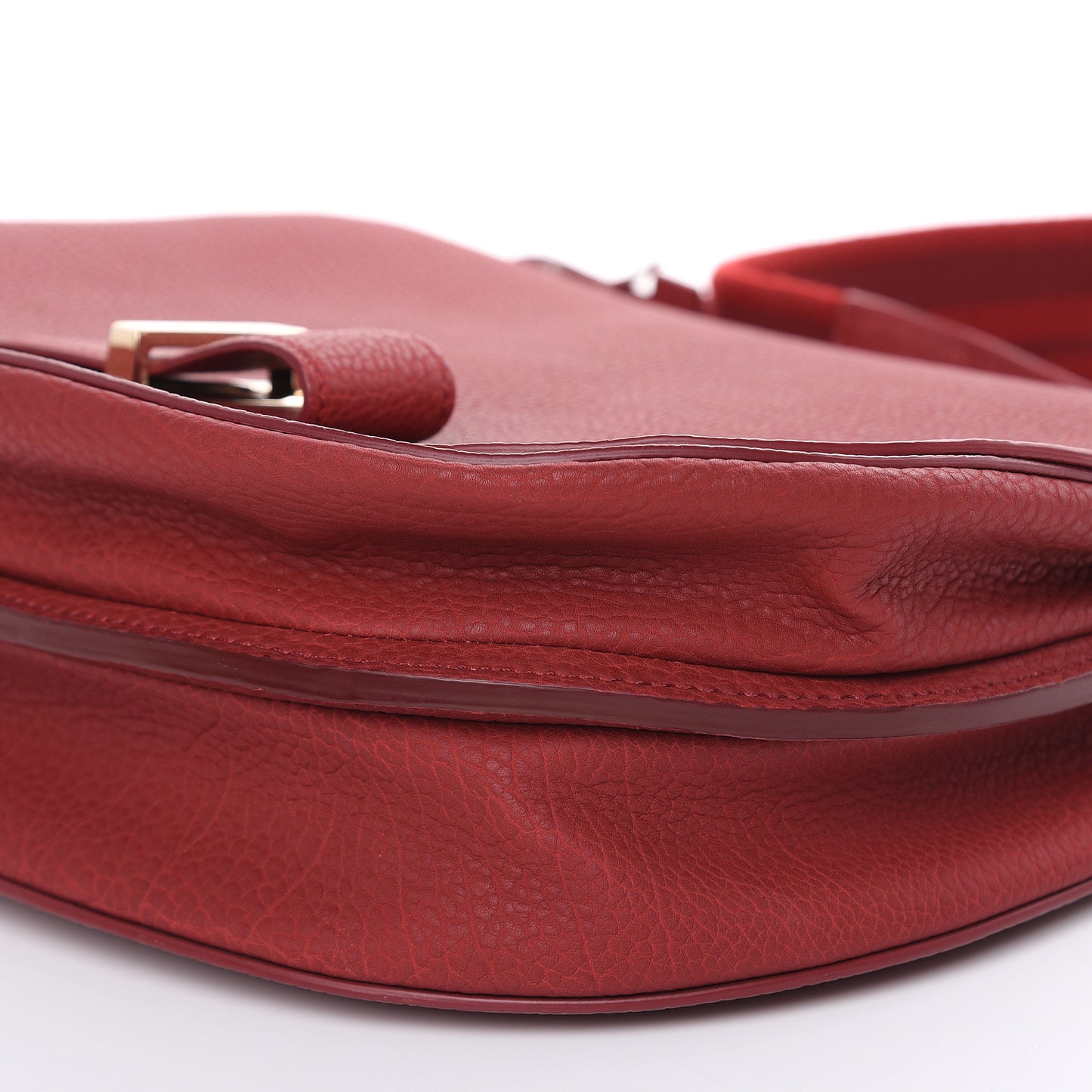 Crispy Calfskin Le Mutin Saddle Bag Rouge