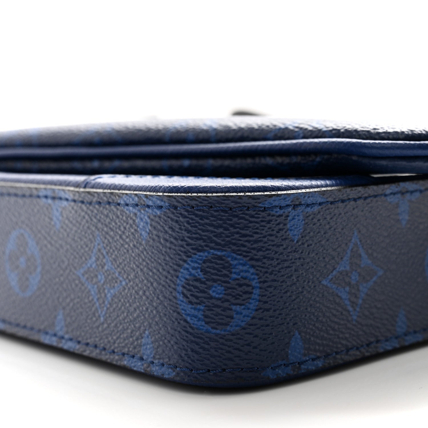 Louis Vuitton Taigarama Trio Messenger Cobalt 10 of 10