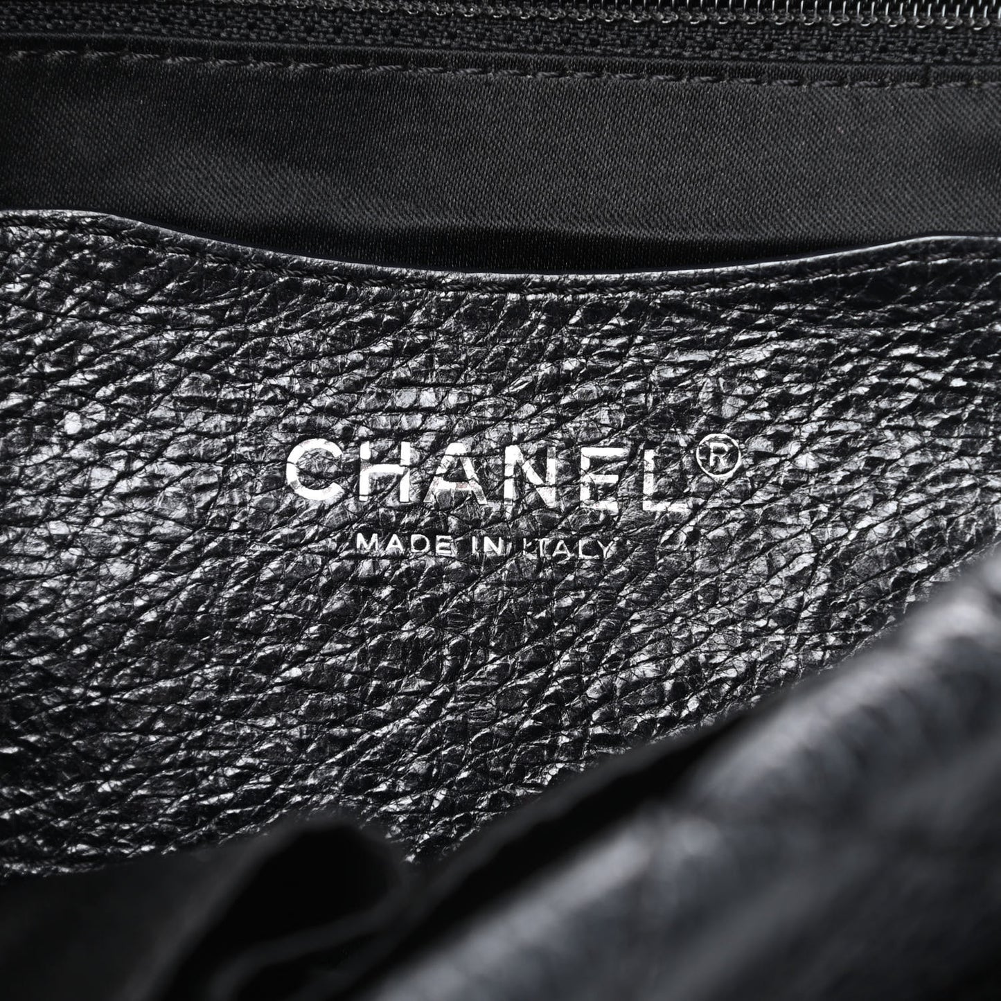 Glazed Calfskin Stitched On The Road Flap Black