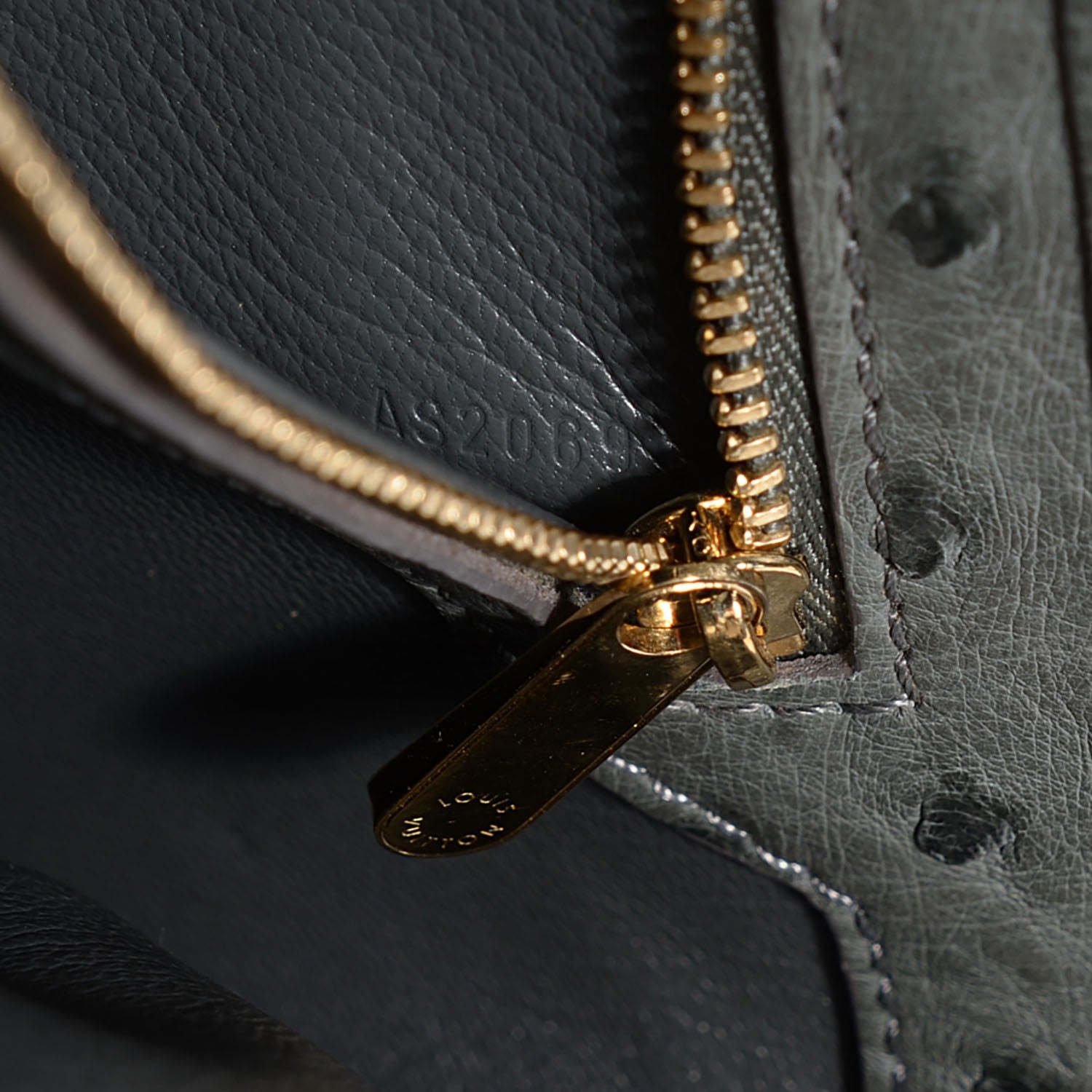 Louis Vuitton Ostrich L'Essentiel Gris 7 of 7