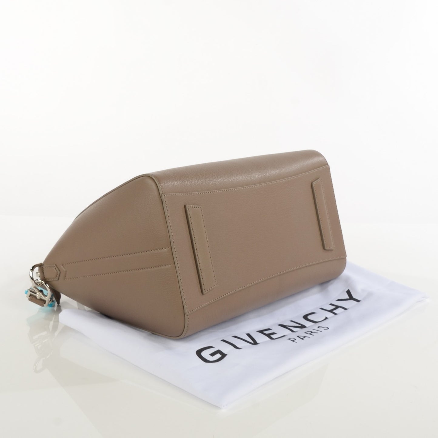 Sugar Goatskin Medium Antigona Sand