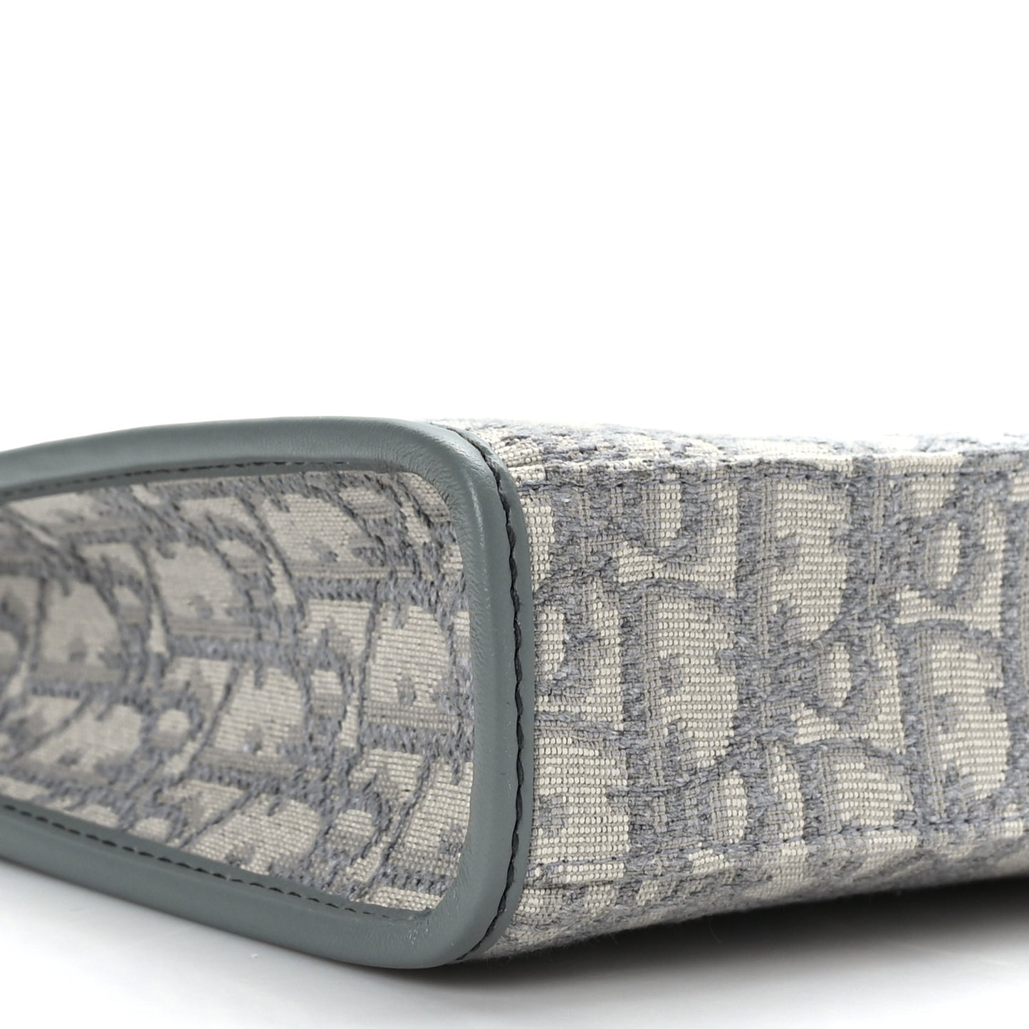Oblique Medium 30 Montaigne Pouch Grey