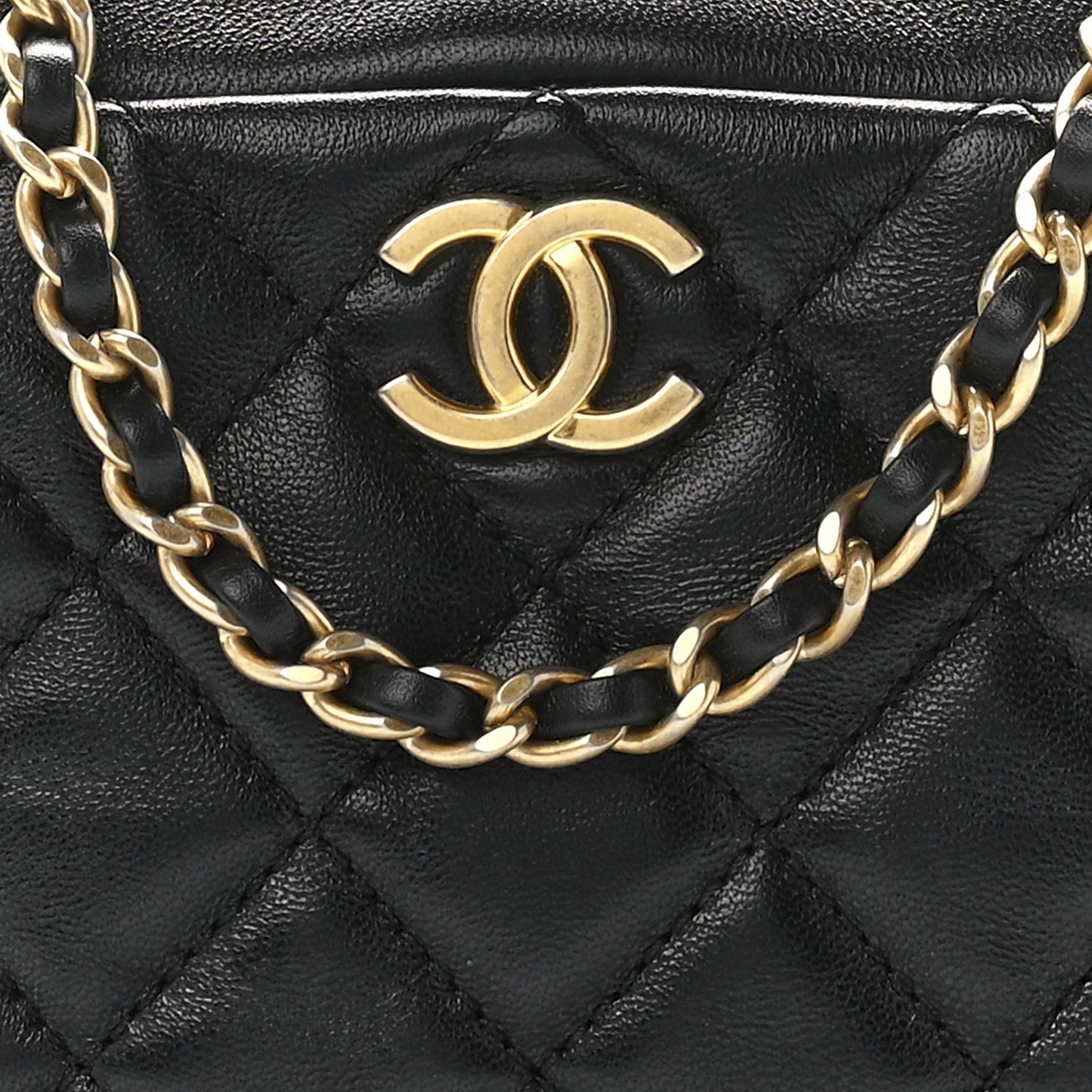Lambskin Quilted CC Pearl Crush Camera Case Black