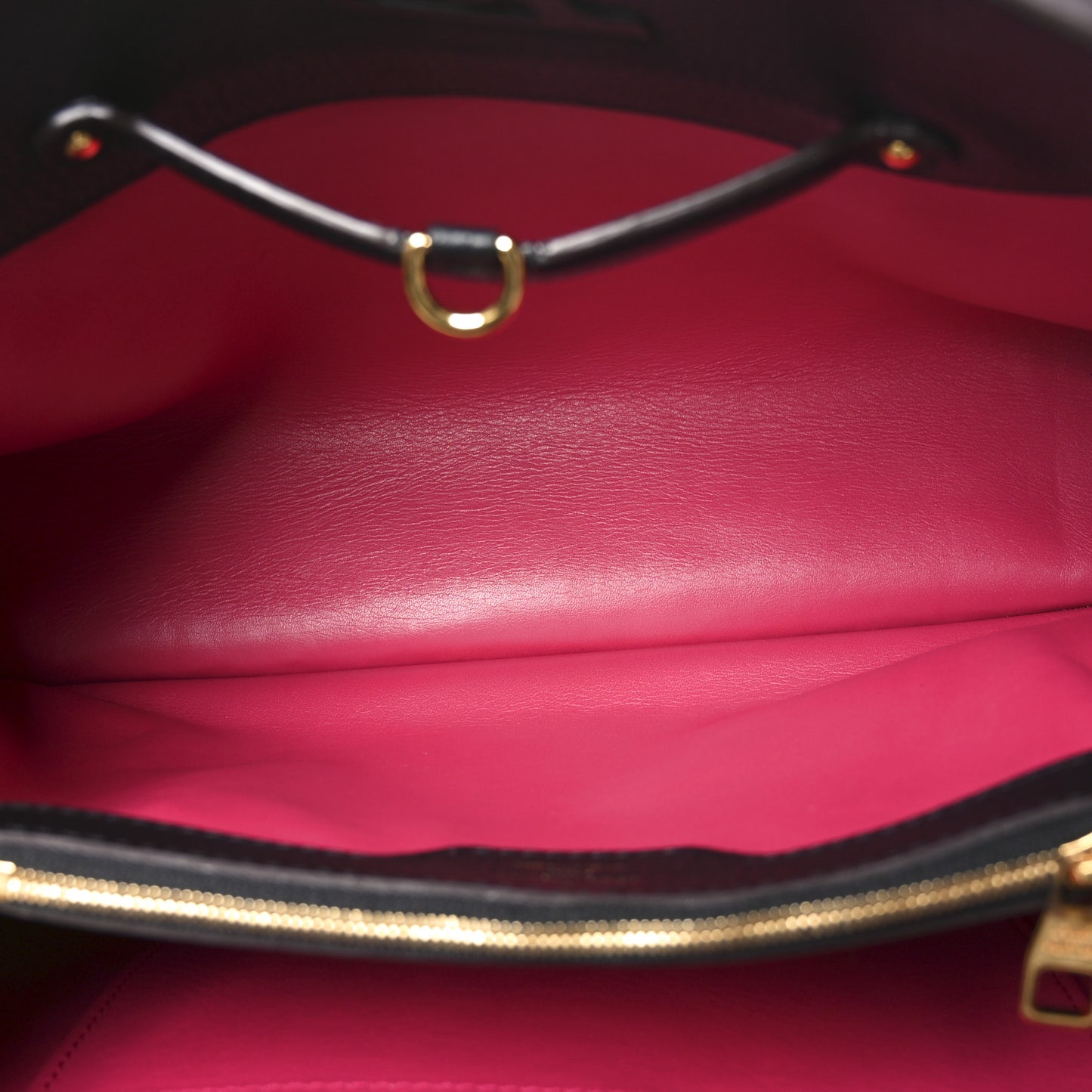 Taurillon Capucines MM Black Fuchsia