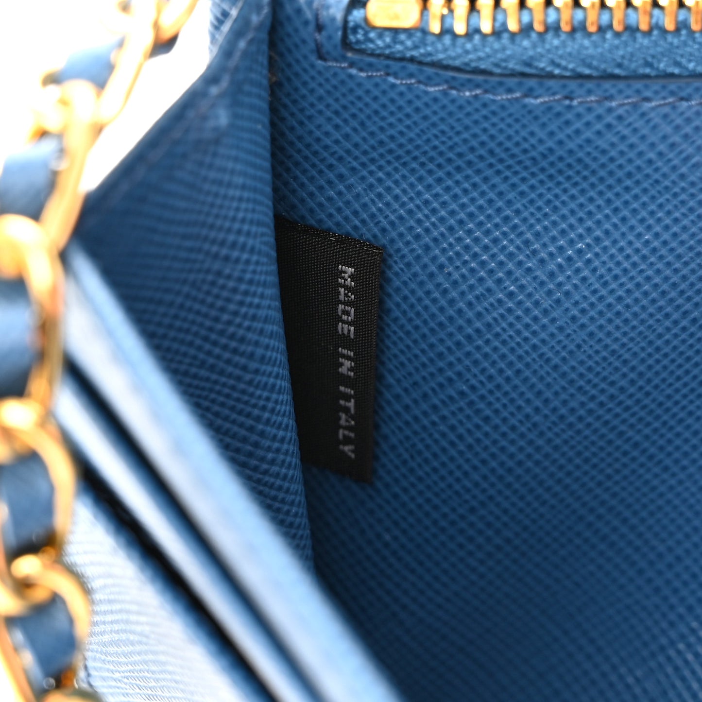 Saffiano Metal Oro Chain Wallet Cobalto