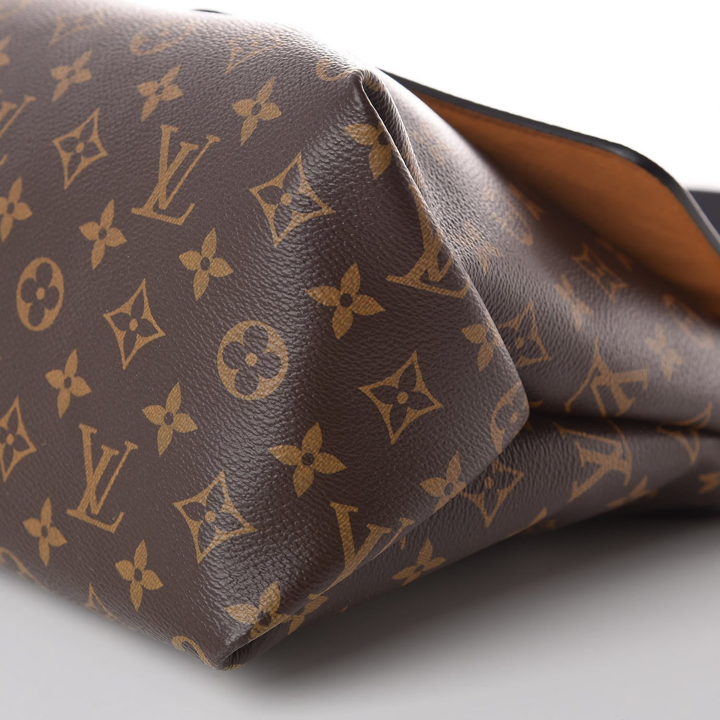 Monogram Beaubourg MM Safran Imperial