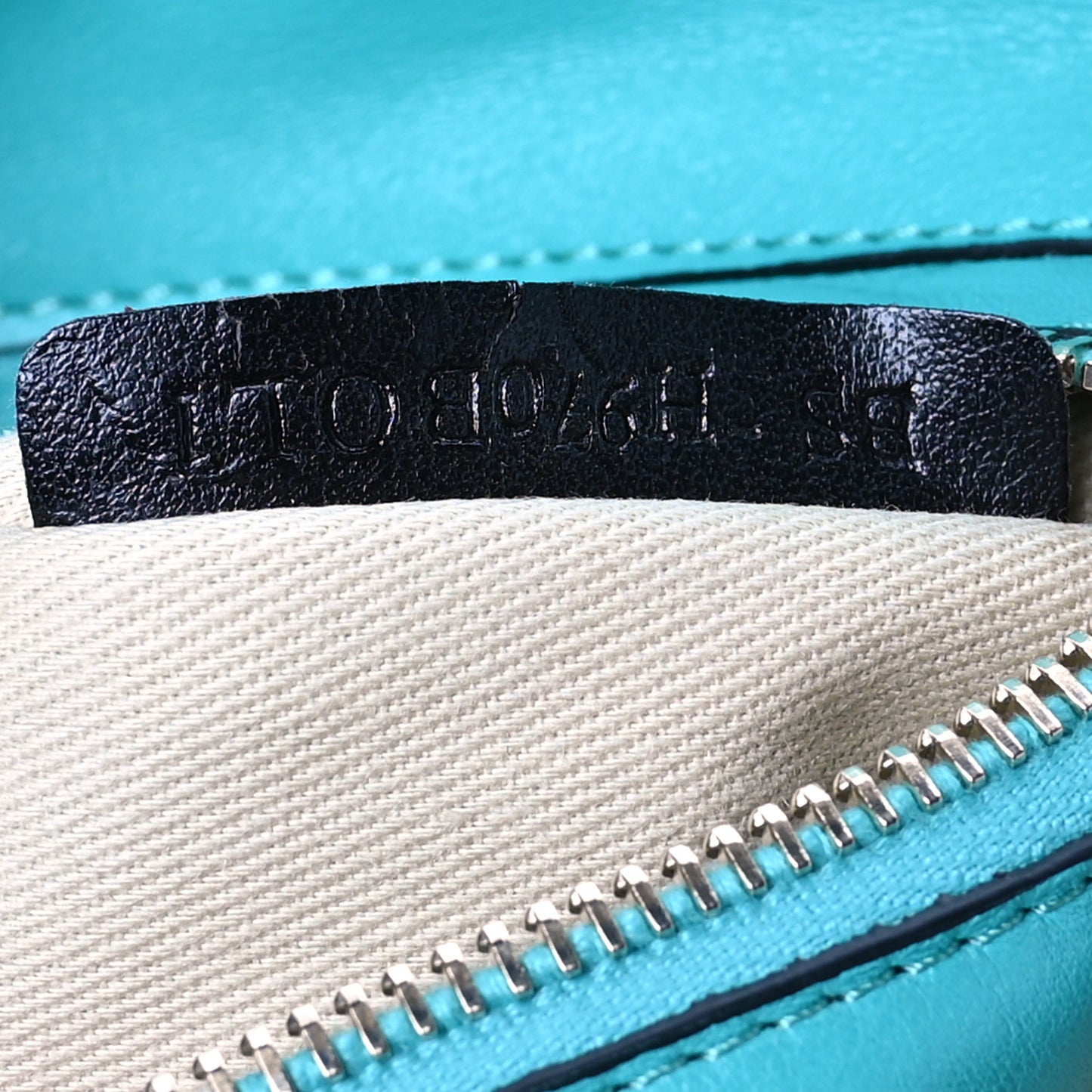 Vitello Medium Rockstud Tote Colibri