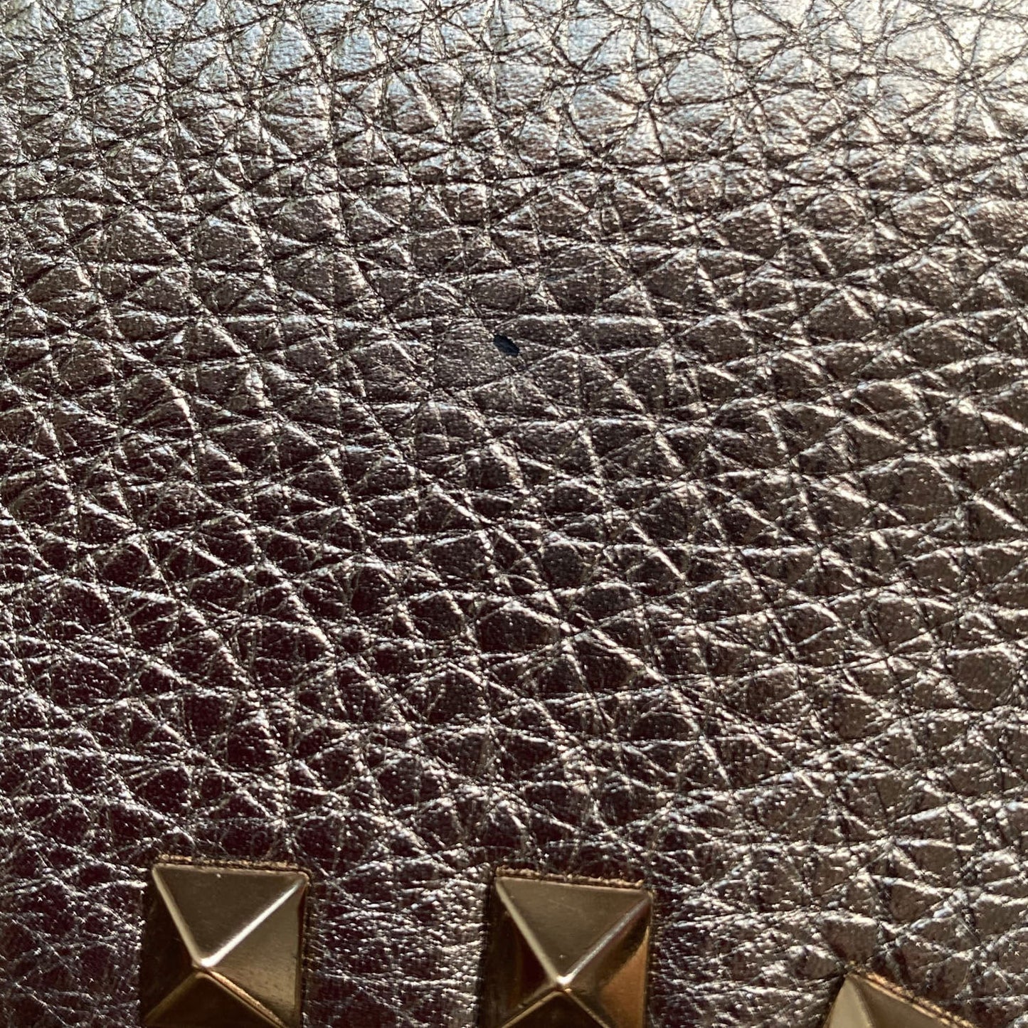 Metallic Pebbled Calfskin Medium Rockstud Flip Lock Crossbody Bag Sasso