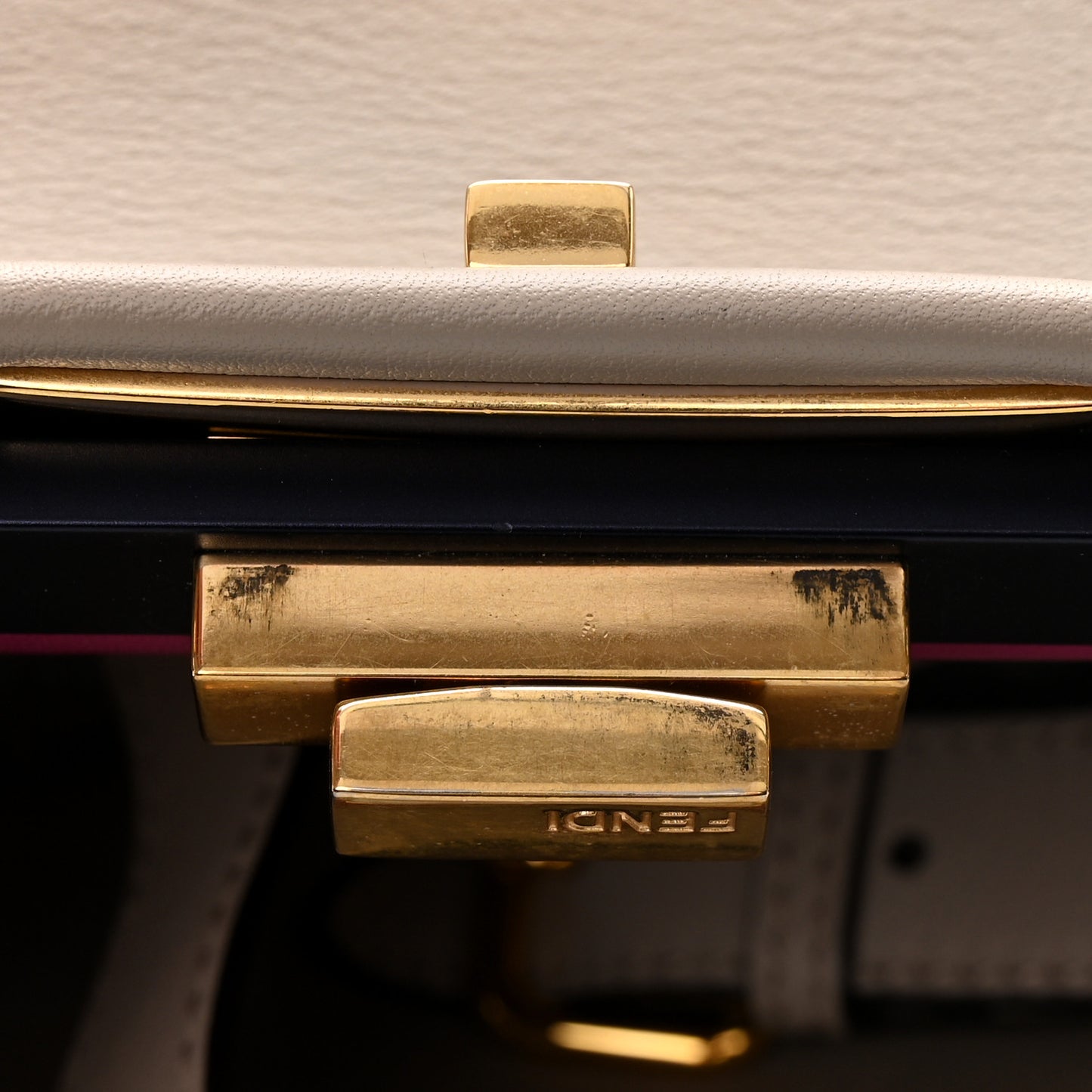 Vitello Seta Shiny Nappa Medium Peekaboo Iconic Satchel Grigio Polvere Magenta