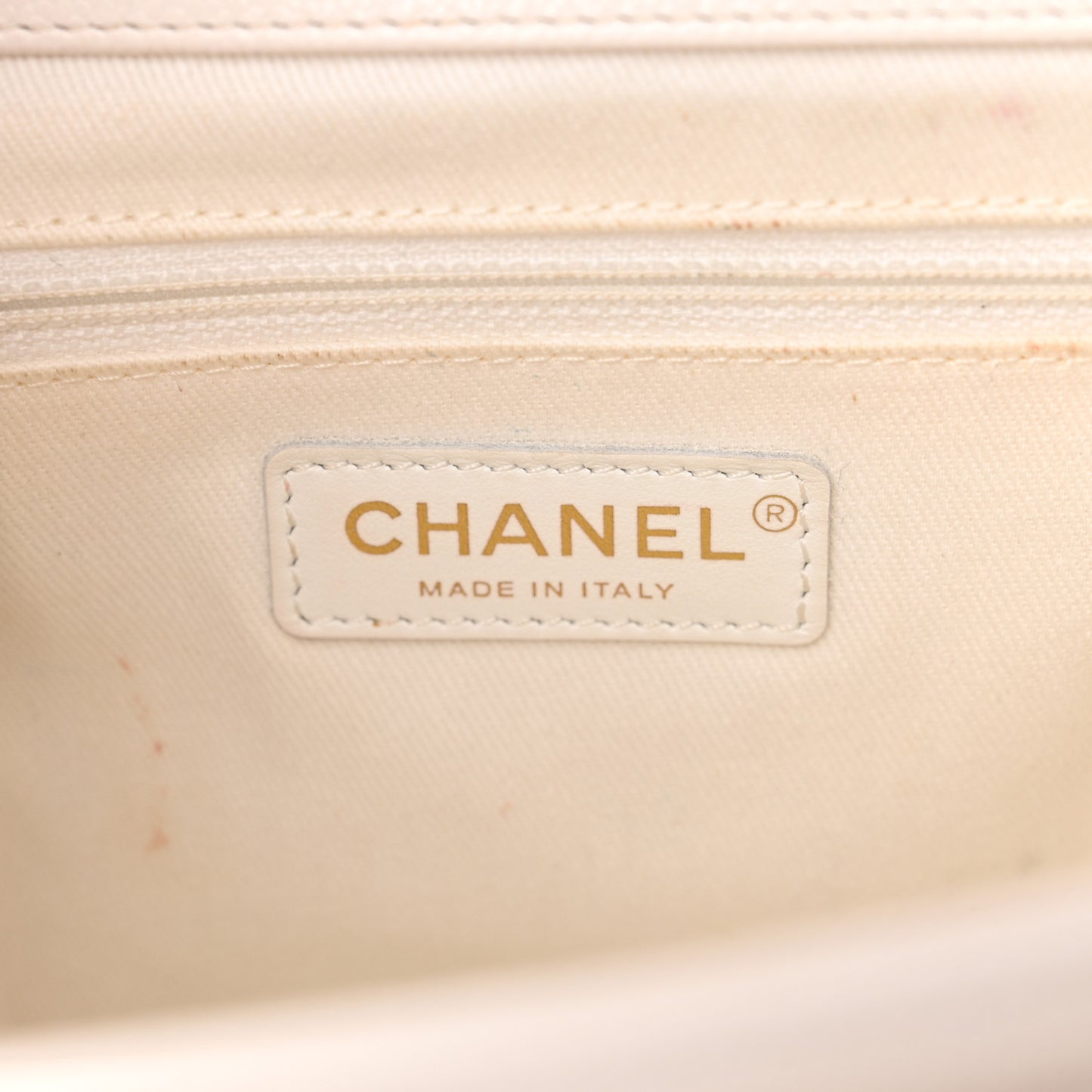 Caviar Quilted Medium Business Affinity Flap White