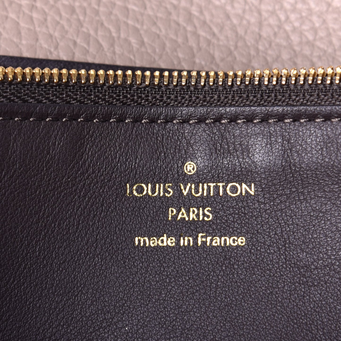 Taurillon Capucines Wallet Galet