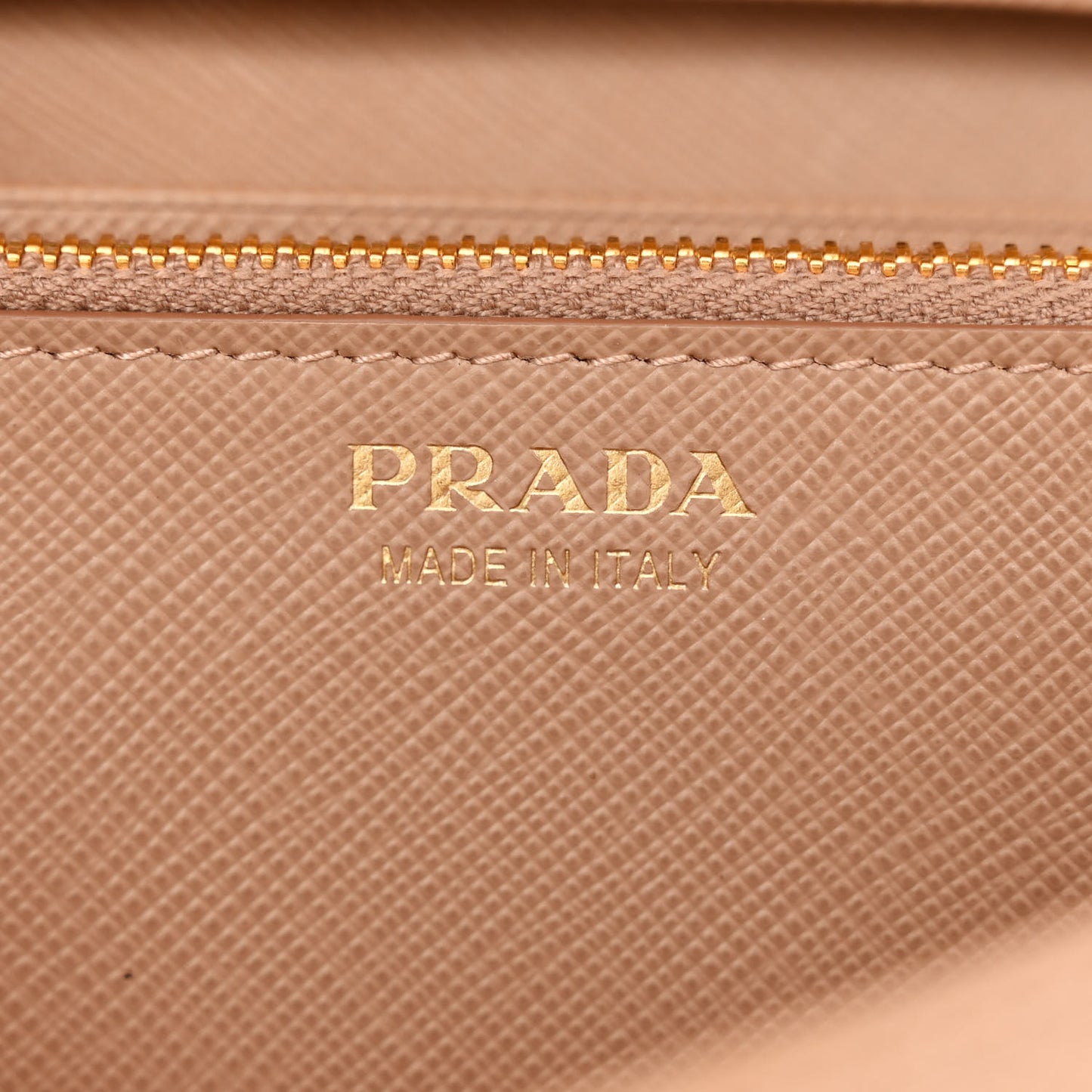 Saffiano Metal Oro Chain Wallet Cammeo