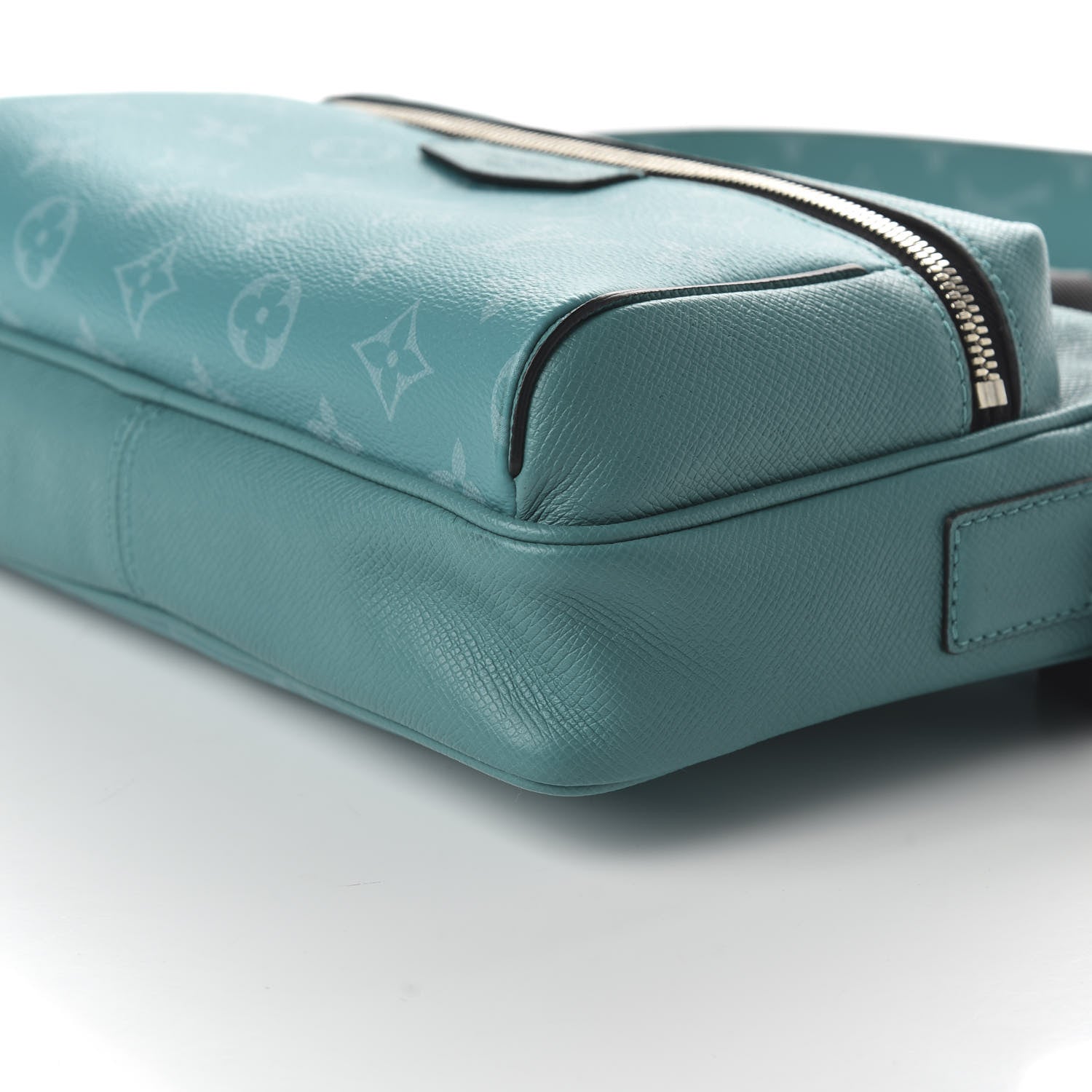 Louis Vuitton Taiga Monogram Outdoor Messenger Vert 7 of 9