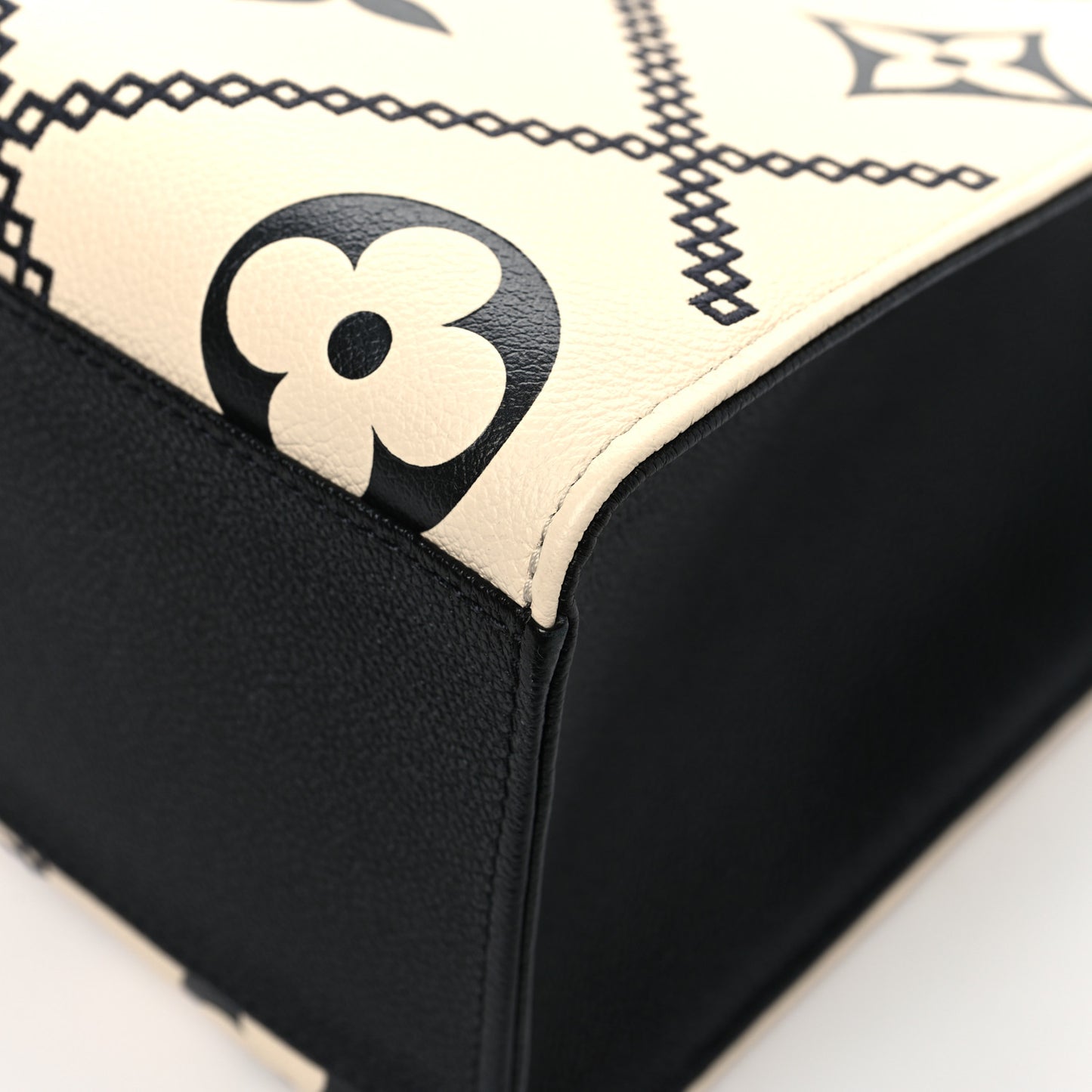 Empreinte Monogram Giant Broderies Onthego MM Cream Black