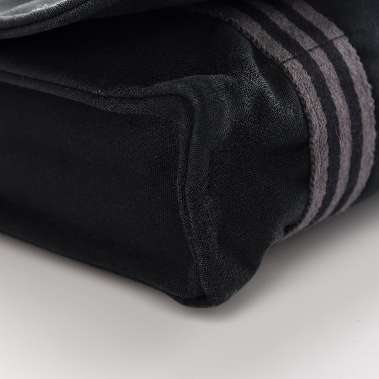 Canvas Herline Messenger Bag Black