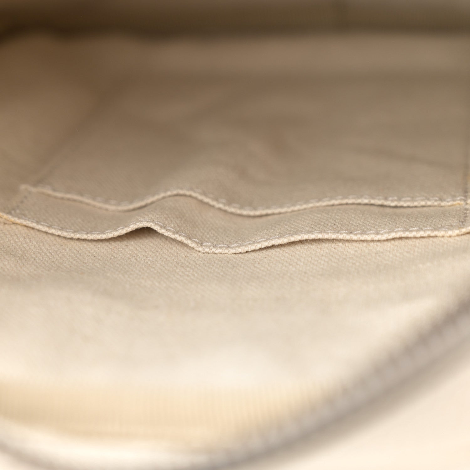 Gucci Grained Calfskin Logo Messenger Bag White 14 of 14