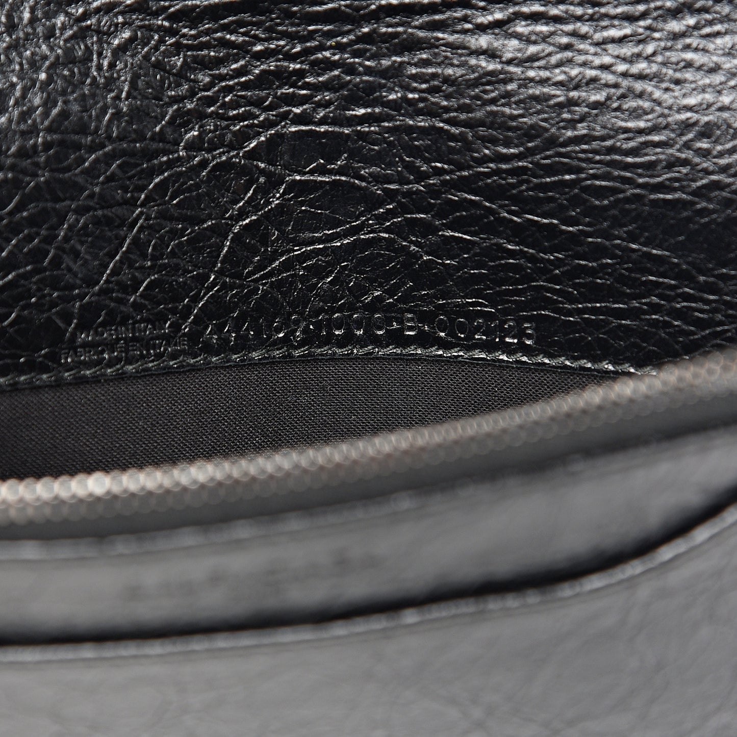 Agneau Silver Metallic Edge Hardware Wallet On Chain Black
