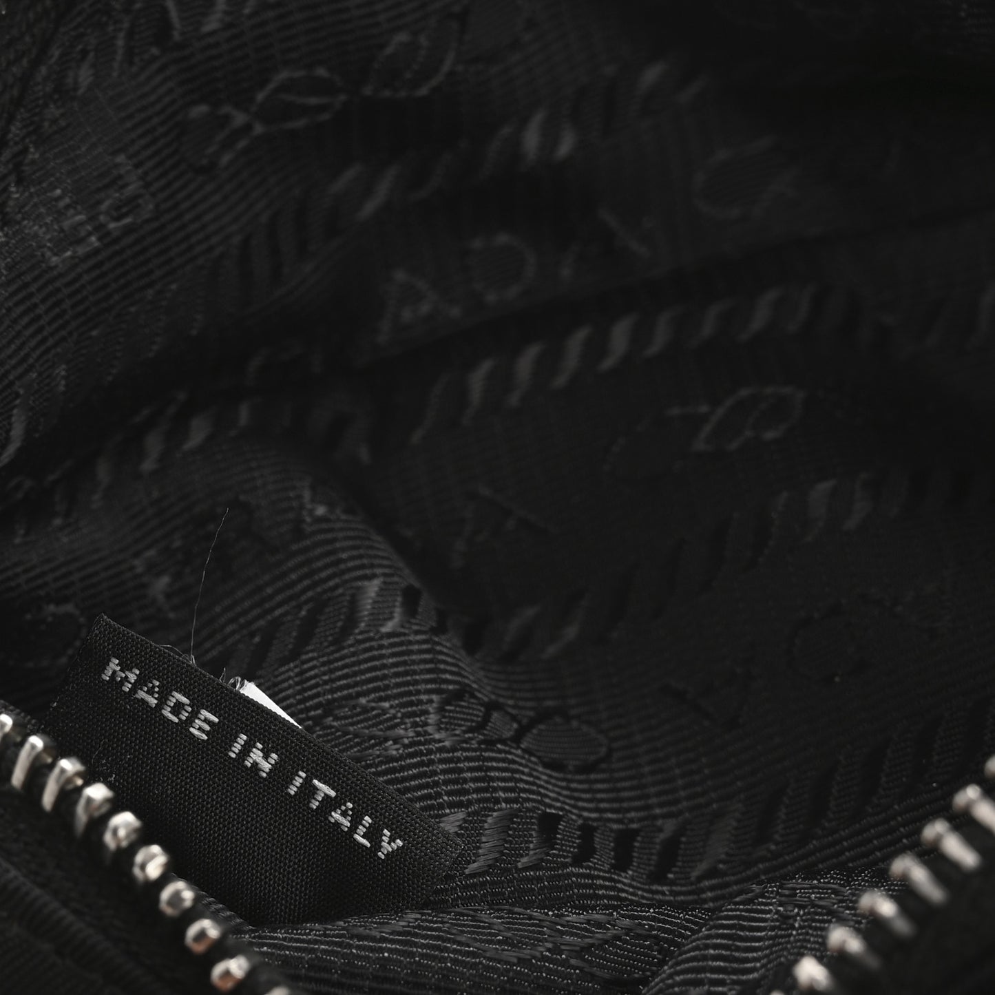 Tessuto Nylon Pouch Black Fiery Red