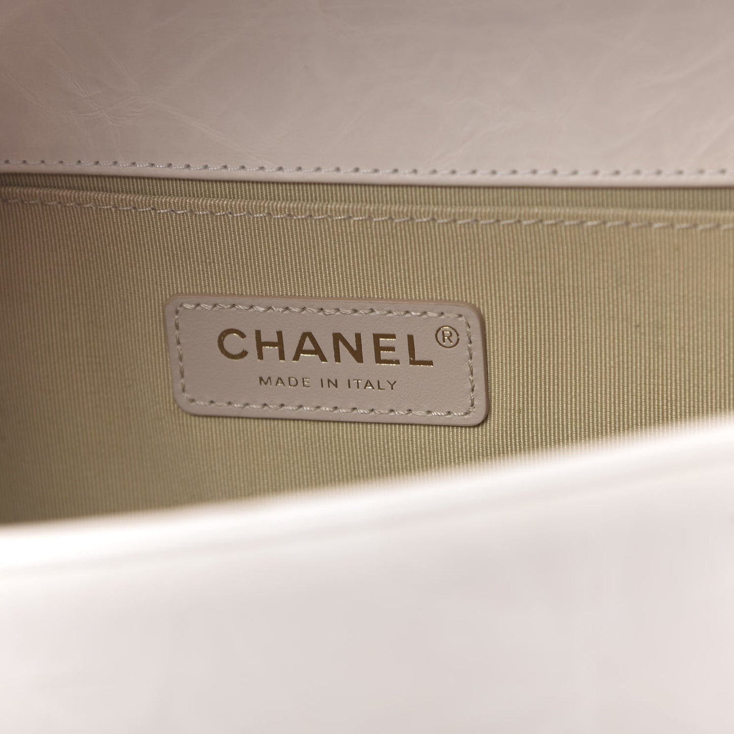 Crumpled Calfskin Chevron Medium Chain Boy Flap Ivory