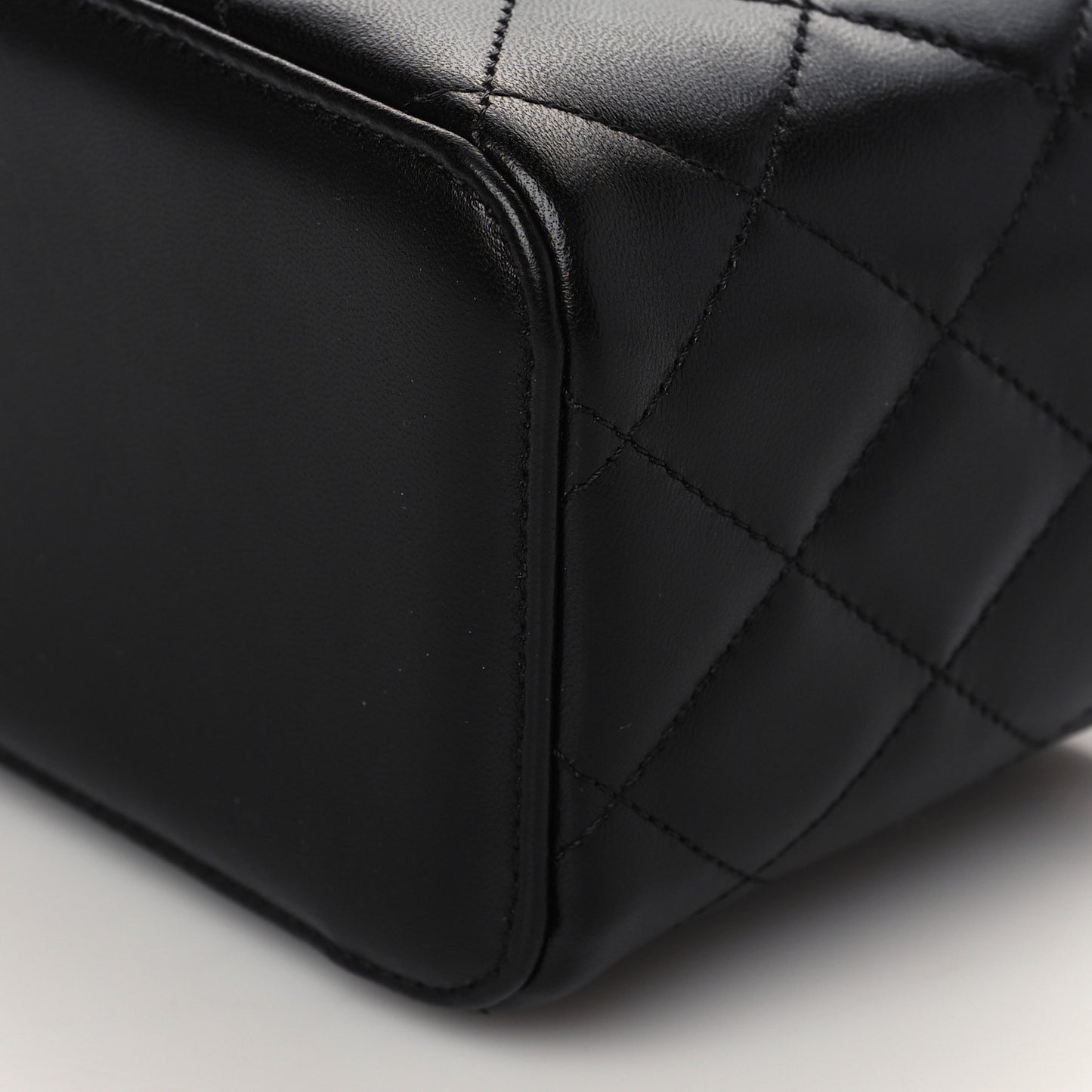 Lambskin Quilted Small Top Handle Vanity Case With Chain Black