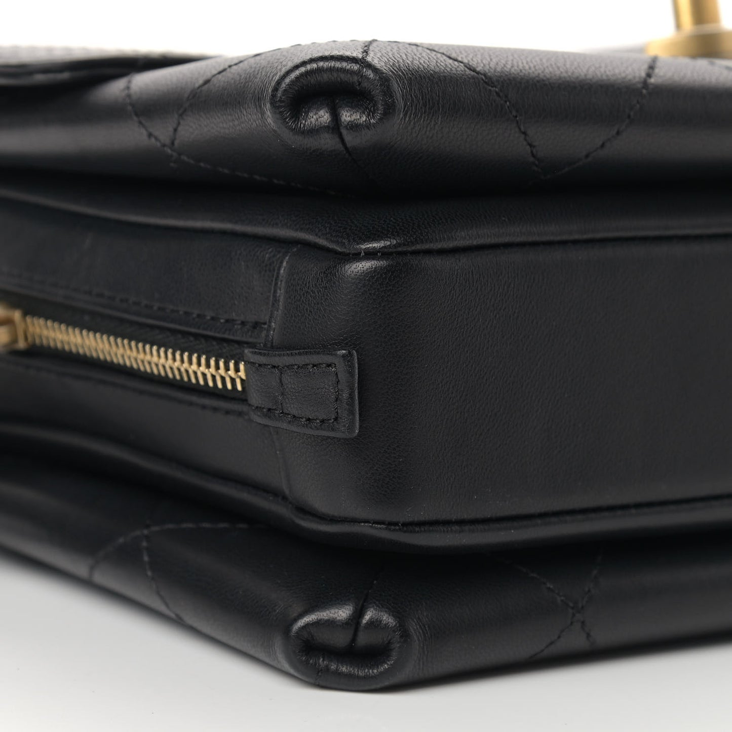 Lambskin Medium Sleek And Chic Flap Black
