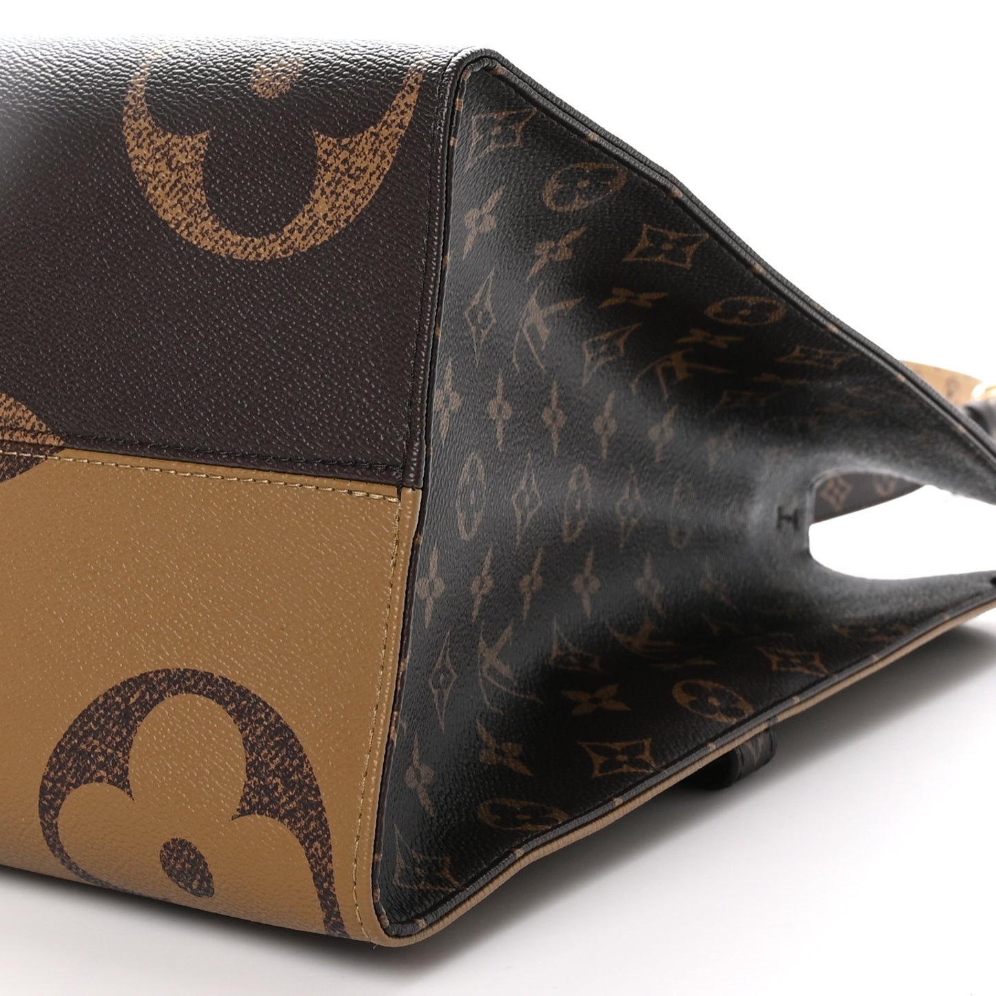 Reverse Monogram Giant Onthego Voyage