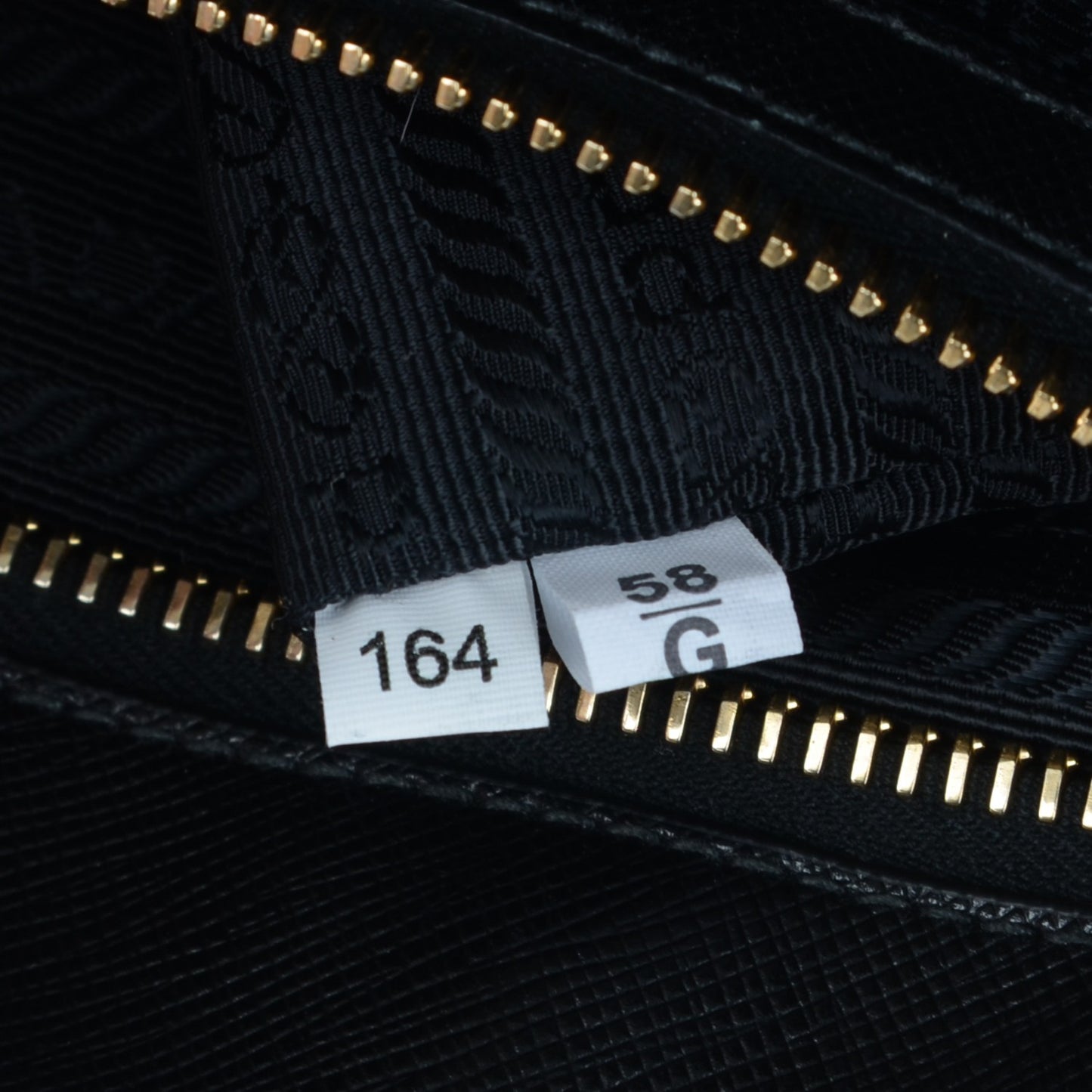Saffiano Medium Galleria Double Zip Tote Black