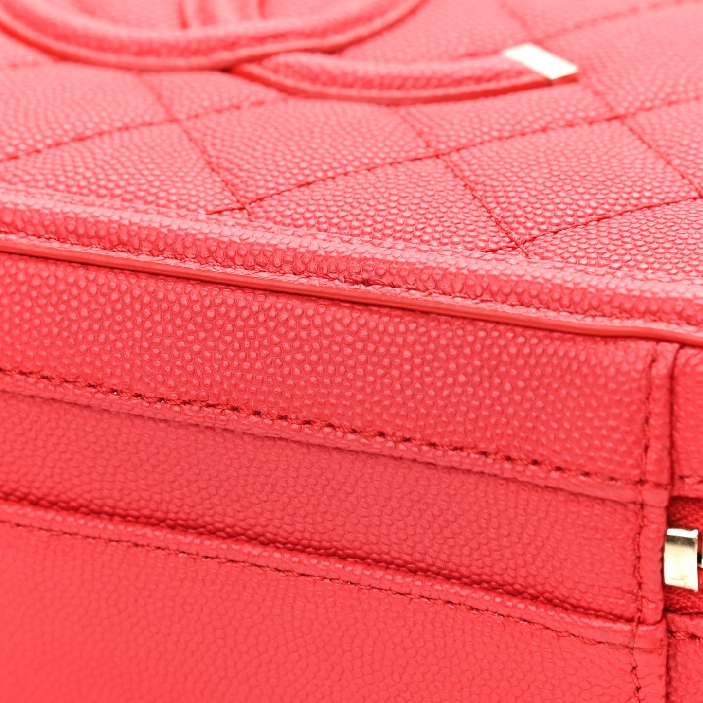 Caviar Quilted Medium CC Filigree Vanity Case Red