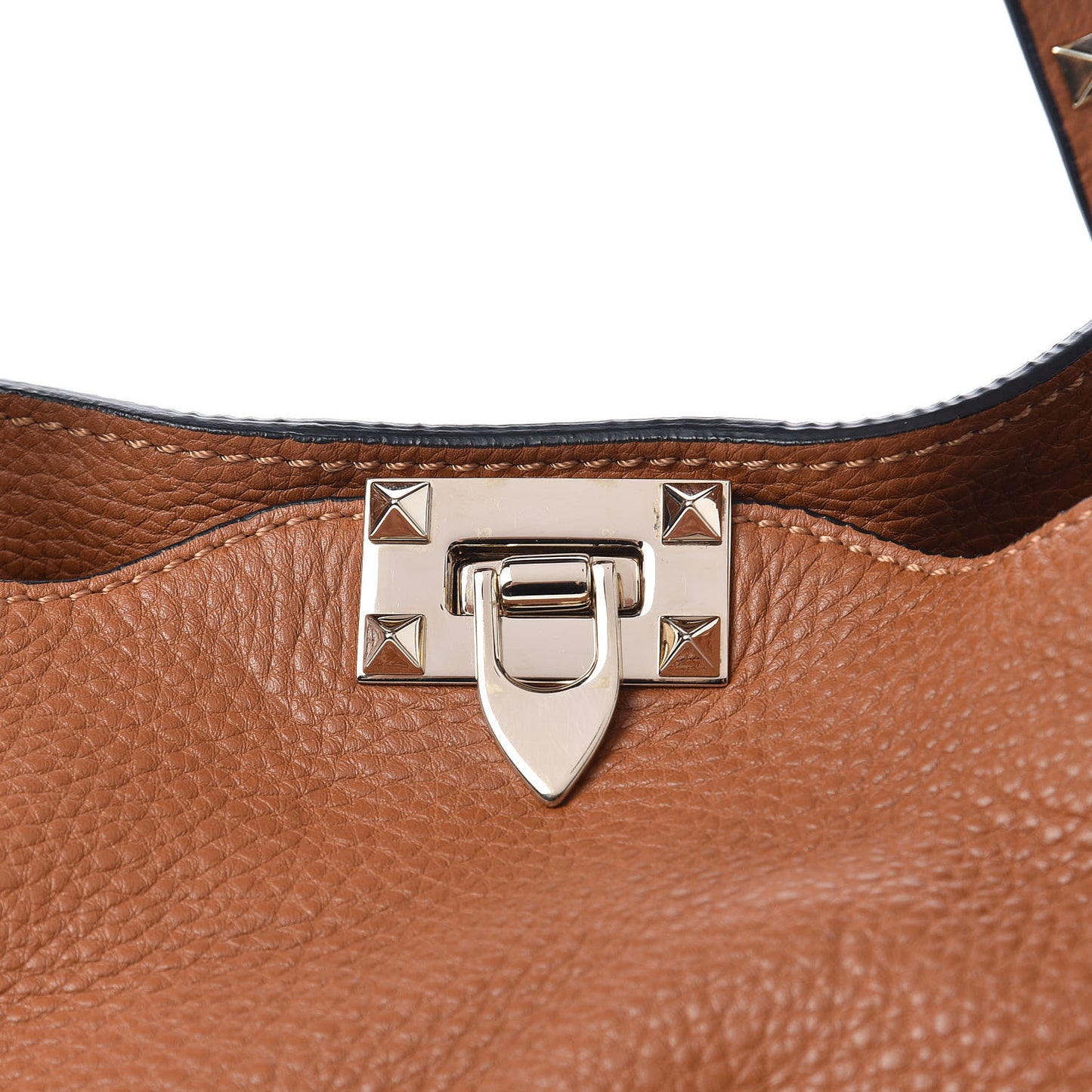 Pebbled Calfskin Medium Rockstud Tote Light Cuir