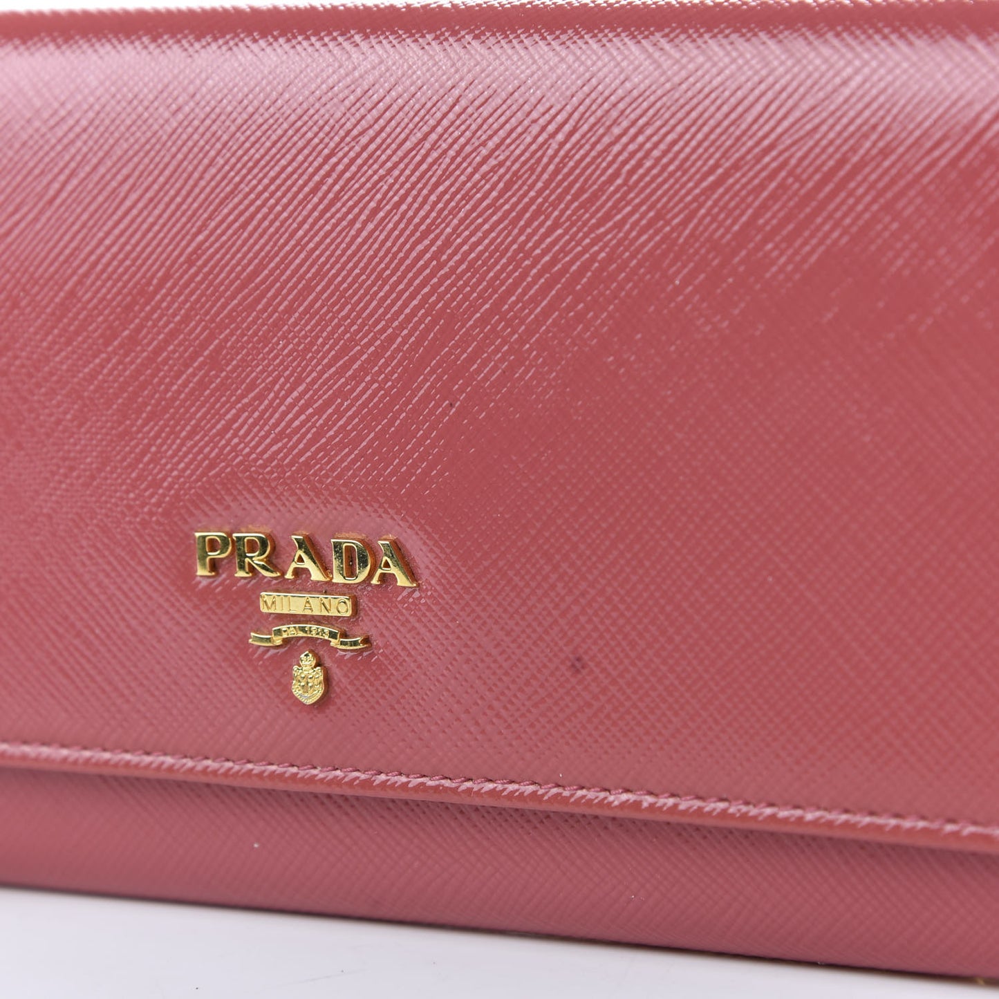 Saffiano Vernice Metal Oro Chain Wallet Fragola