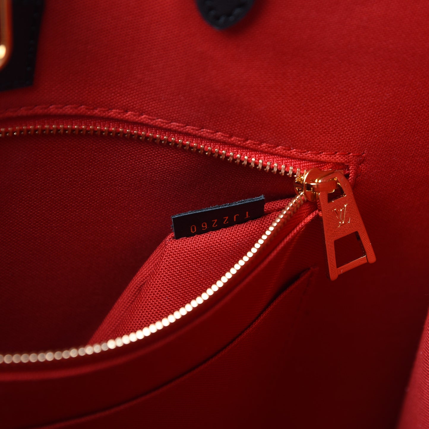 Reverse Monogram Giant Onthego MM